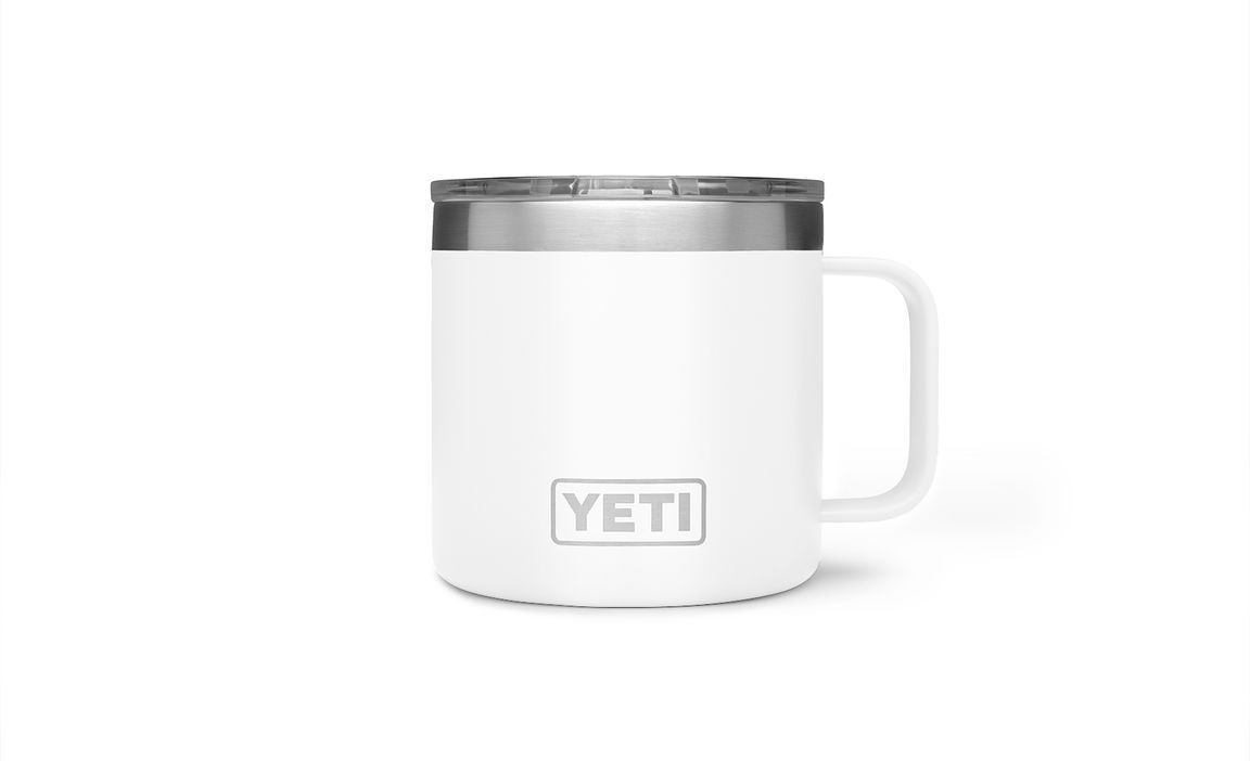 Die YETI® Tasse Rambler 14 Oz in Weiß, von YETI, verfügt über einen Edelstahlrand, einen durchsichtigen Deckel und einen stabilen Griff - ideal als vakuumisolierte Camping-Tasse. Abgebildet auf einem schlichten weißen Hintergrund.