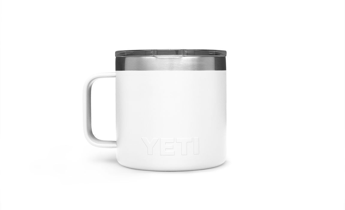 Der YETI® Tasse Rambler 14 Oz in Weiß verfügt über einen Griff, einen silbernen Edelstahlrand und ein geprägtes YETI-Logo auf der Vorderseite, das auf einem schlichten weißen Hintergrund dargestellt ist.