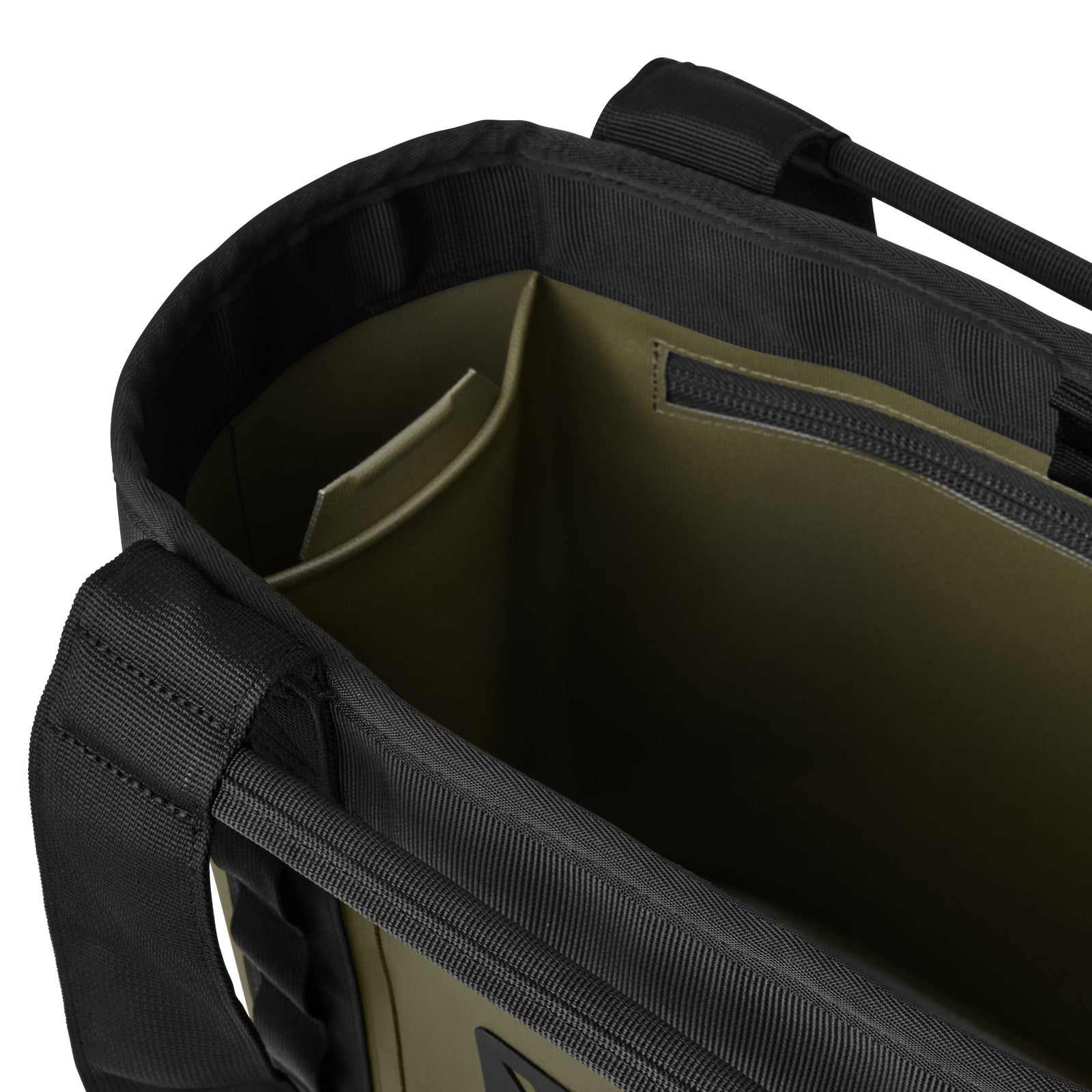 Nahaufnahme einer geöffneten YETI® Tragetasche Camino® Carryall 20 - Olive, mit robusten Griffen, geräumigem Hauptfach der wasserdichten Tasche und Details im Inneren wie einer kleinen Innentasche und einem Reißverschlussfach. Marke: YETI.