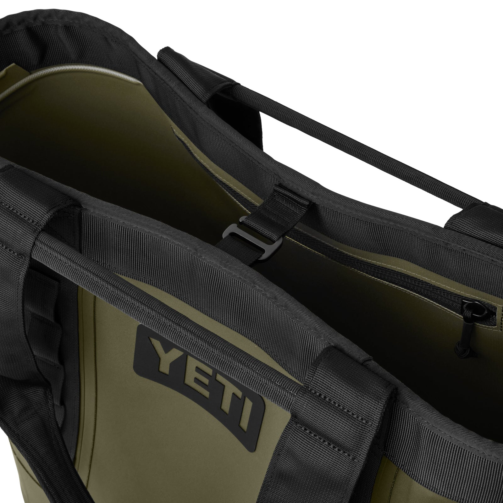 Nahaufnahme der YETI® Tragetasche Camino® Carryall 35 in Olive, einer robusten wasserdichten Tragetasche mit stabilen Griffen, Reißverschluss und markantem YETI-Branding - ideal als Outdoor-Allzwecktasche.