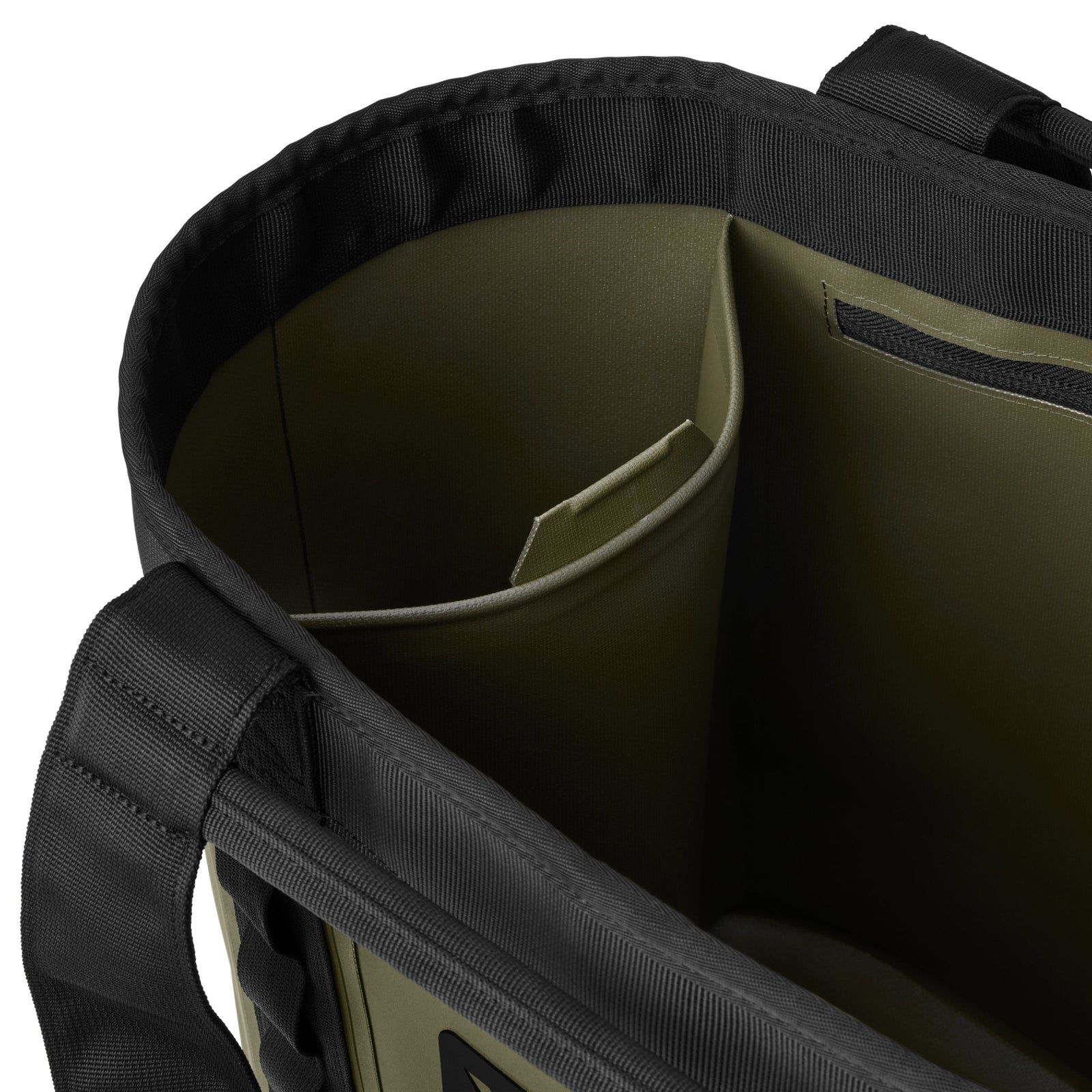 Draufsicht auf die YETI® Tragetasche Camino® Carryall 35 - Olive, mit robusten Griffen und einem geräumigen Innenraum mit Taschen - eine ideale Allzwecktasche von YETI für organisierte, tägliche Outdoor-Abenteuer.