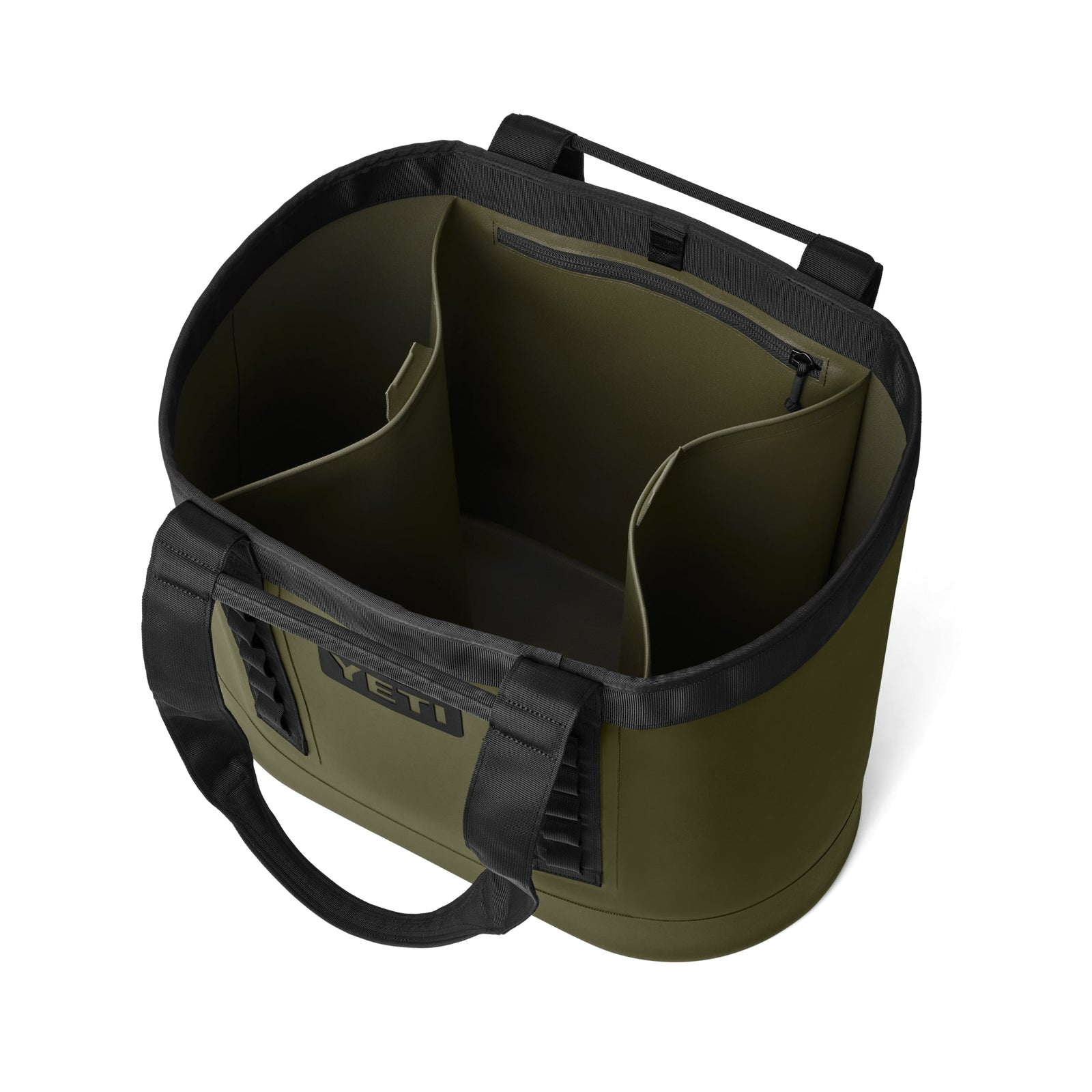 Die YETI® Tragetasche Camino® Carryall 50 - Olive ist von oben geöffnet und zeigt Inneneinteilungen, eine Reißverschlusstasche, schwarze Griffe und das kultige YETI-Logo auf der Außenseite. Die Tasche ist wasserdicht.