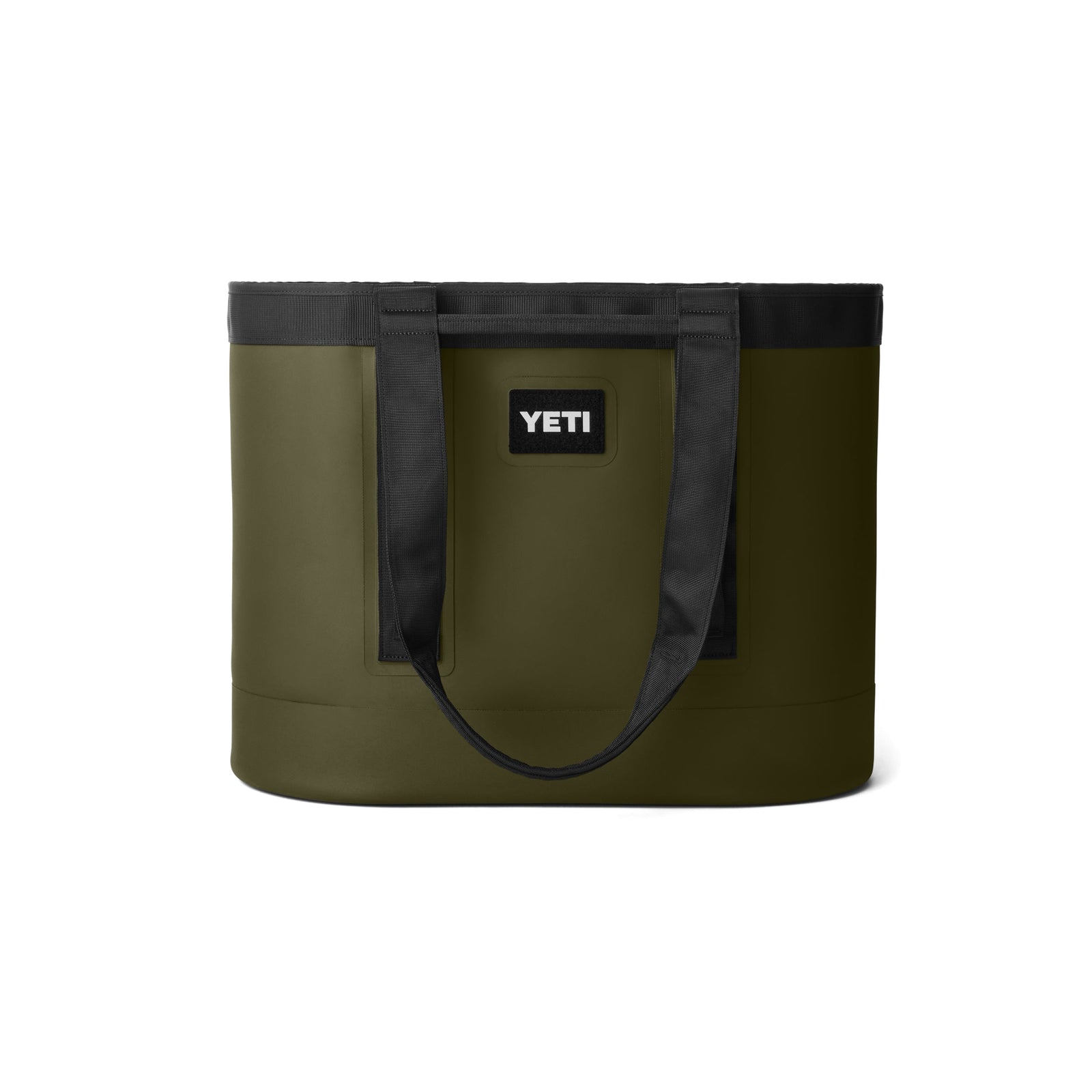 Die YETI® Tragetasche Camino® Carryall 50 - Olive hat schwarze Riemen und einen schwarzen YETI-Logoaufnäher auf der Vorderseite. Auf weißem Hintergrund ist diese wasserdichte Tasche ideal für alle Ihre Abenteuer.
