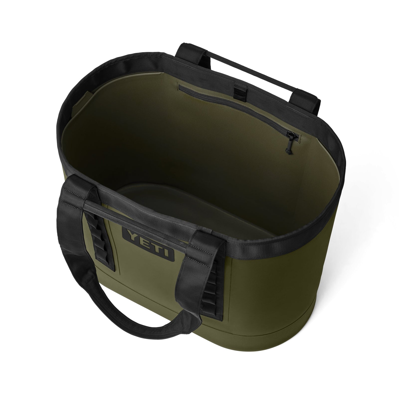 Die YETI® Tragetasche Camino® Carryall 50 in Olive hat schwarze Griffe und Verzierungen, eine offene Oberseite, die einen geräumigen Innenraum und eine kleine Innentasche mit Reißverschluss bietet.