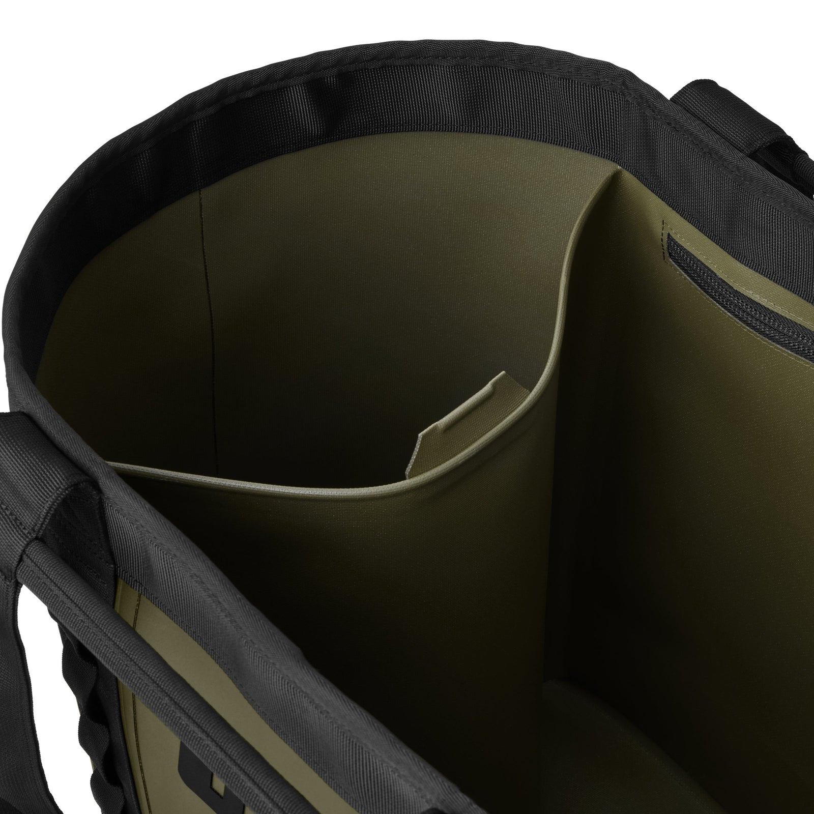 Innenansicht der YETI® Tragetasche Camino® Carryall 50 - Olive, mit olivfarbenem Innenfutter, Inneneinteilung, seitlicher Reißverschlusstasche und schwarzer Außenseite mit robusten Gurtgriffen.
