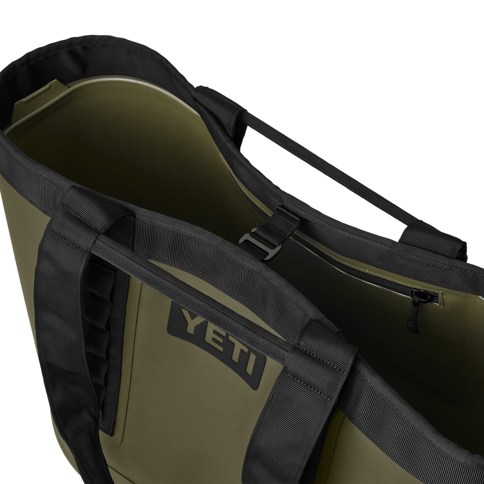 Eine Nahaufnahme der olivgrünen YETI® Tragetasche Camino® Carryall 50 zeigt schwarze Griffe, eine Innentasche mit Reißverschluss, robuste Wasserdichtigkeit und das YETI-Logo an der Seite.