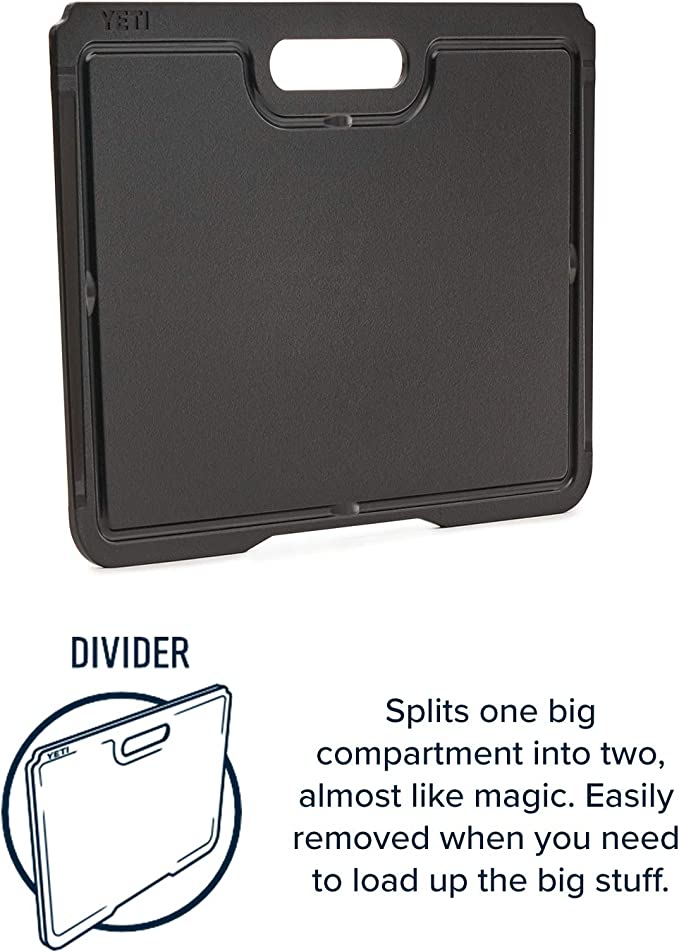 Die YETI® Trennwand zu LoadOut GoBox 60 von YETI ist eine schwarze, rechteckige Trennwand mit einer Aussparung für den oberen Griff. Sie ist leicht abnehmbar und ideal, um Ihre GoBox 60 in zwei Bereiche zu unterteilen. Eine Abbildung zeigt, wie die Trennwand problemlos in den Behälter passt.