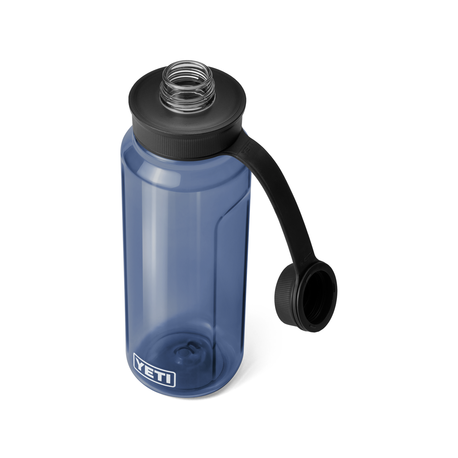 Die YETI® Yonder™ 1L Wasserflasche in Navy ist eine bruchfeste, BPA-freie Flasche mit weitem Mund und schwarzem Schraubdeckel, der per flexiblem Band befestigt ist; das YETI-Logo befindet sich nahe der Basis.