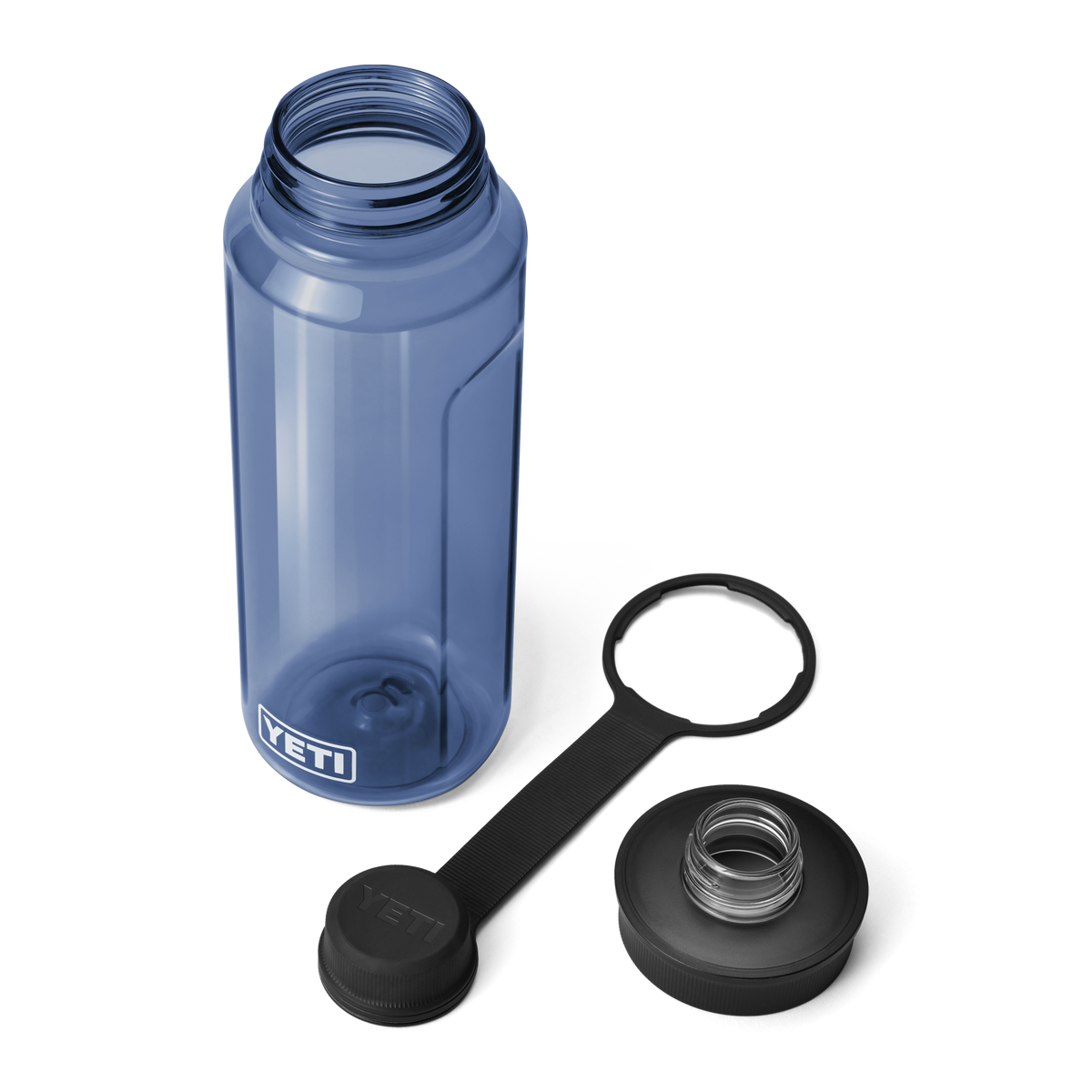 Die YETI® Yonder™ 1L Wasserflasche - Navy, eine bruchfeste und BPA-freie Flasche mit schwarzem Deckel, liegt mit abgenommener Kappe auf weißem Hintergrund.