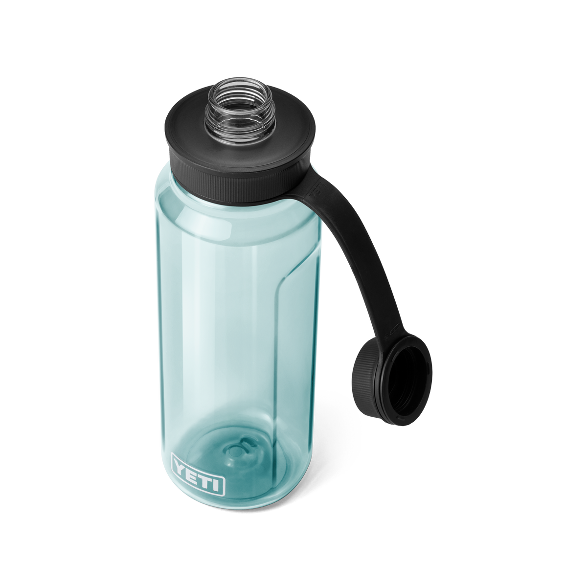 Die YETI® Yonder™ 1L Wasserflasche - Seafoam ist eine transparente, hellblaue (Seafoam), BPA-freie Wasserflasche mit breiter Öffnung, schwarzem Schraubdeckel, der mit einem Band befestigt ist, und Gewindehals.