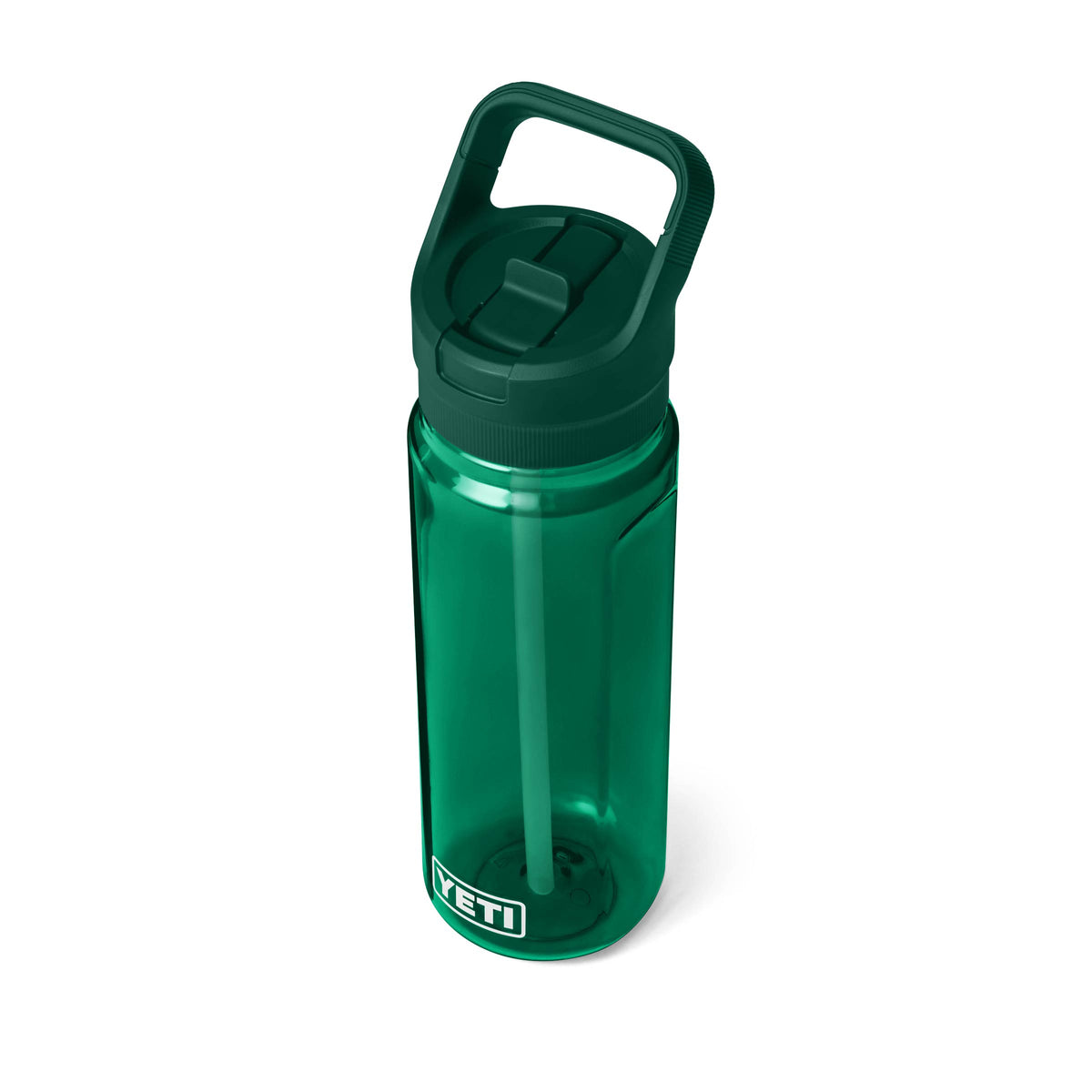 Die YETI® Yonder™ 750ml Straw Wasserflasche in Black Forest Green, mit Tragegriff und Flip-Top-Deckel, ist eine nachhaltige Trinklösung, die ideal für den täglichen Gebrauch ist - hier aus einem hohen Winkel auf weißem Hintergrund.