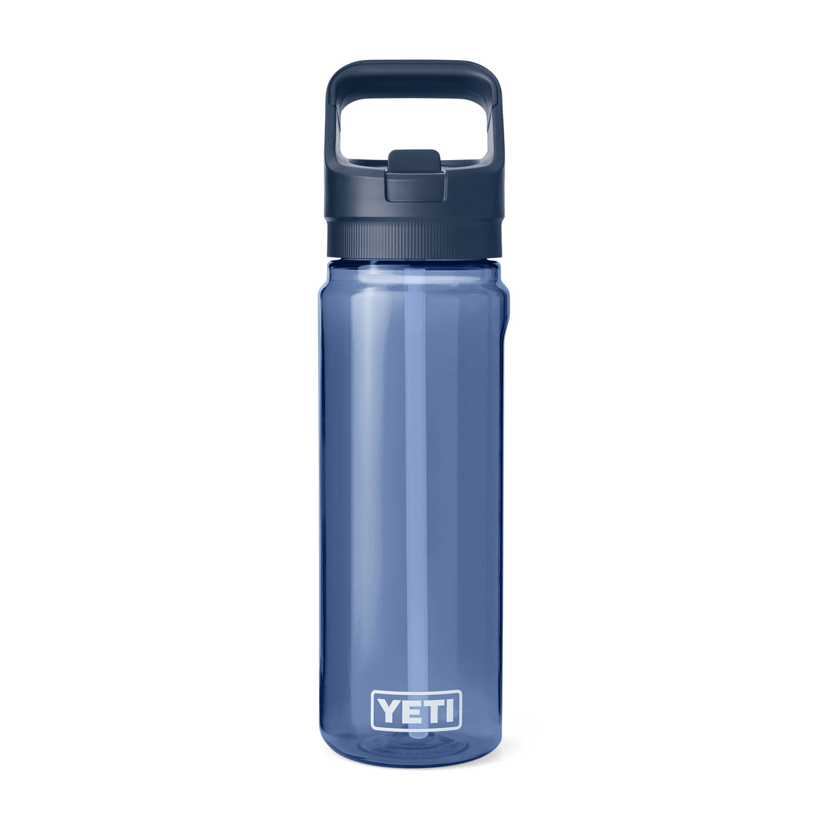Eine navyfarbene YETI® Yonder™ 750ml Straw Wasserflasche mit schwarzem Schraubverschluss und integriertem Griff steht aufrecht auf weißem Grund - eine stilvolle, auslaufsichere Trinkflasche für den täglichen Gebrauch.
