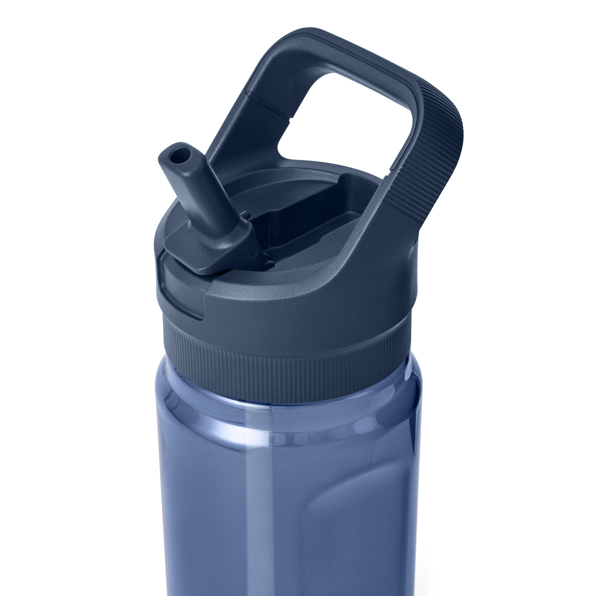 Eine Nahaufnahme der YETI® Yonder™ 750ml Straw Wasserflasche in Navy, eine BPA-freie, auslaufsichere Trinkflasche von YETI mit Schraubdeckel, Strohhalm und robustem Griff vor weißem Hintergrund.