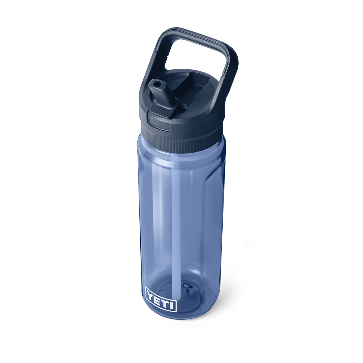 Die YETI® Yonder™ 750ml Straw Wasserflasche in Navy ist eine BPA-freie, auslaufsichere Trinkflasche mit dunklem Flip-Top-Strohhalmdeckel, Traggriff und YETI Logo auf dem unteren Teil.
