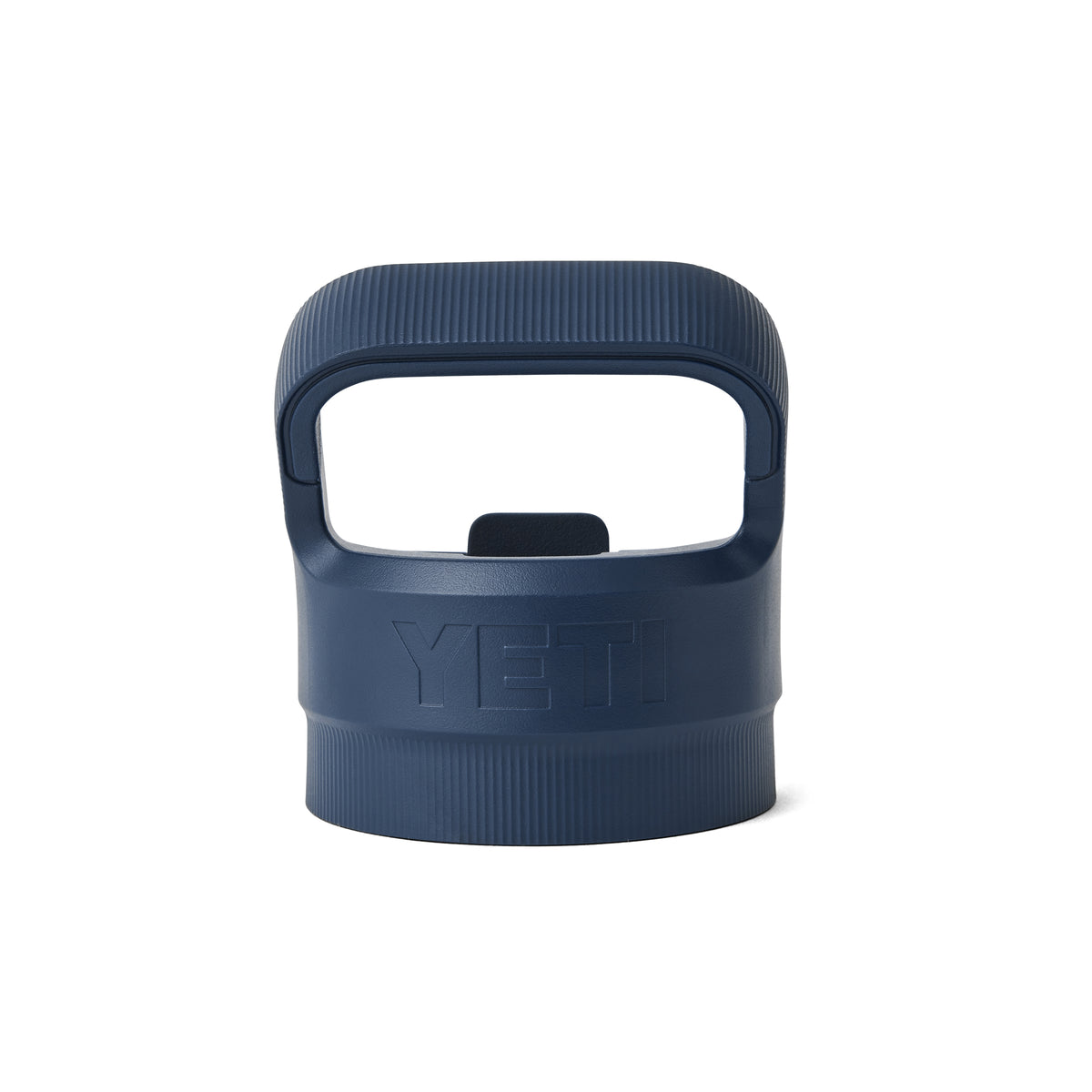 Eine dunkelblaue Kunststoffkappe mit stabilem Griff, entworfen für die YETI® Yonder™ 750ml Straw Wasserflasche - Navy. Auf der Vorderseite ist der Schriftzug "YETI" eingeprägt, und der Deckel ist aufrecht auf einem schlichten weißen Hintergrund abgebildet.