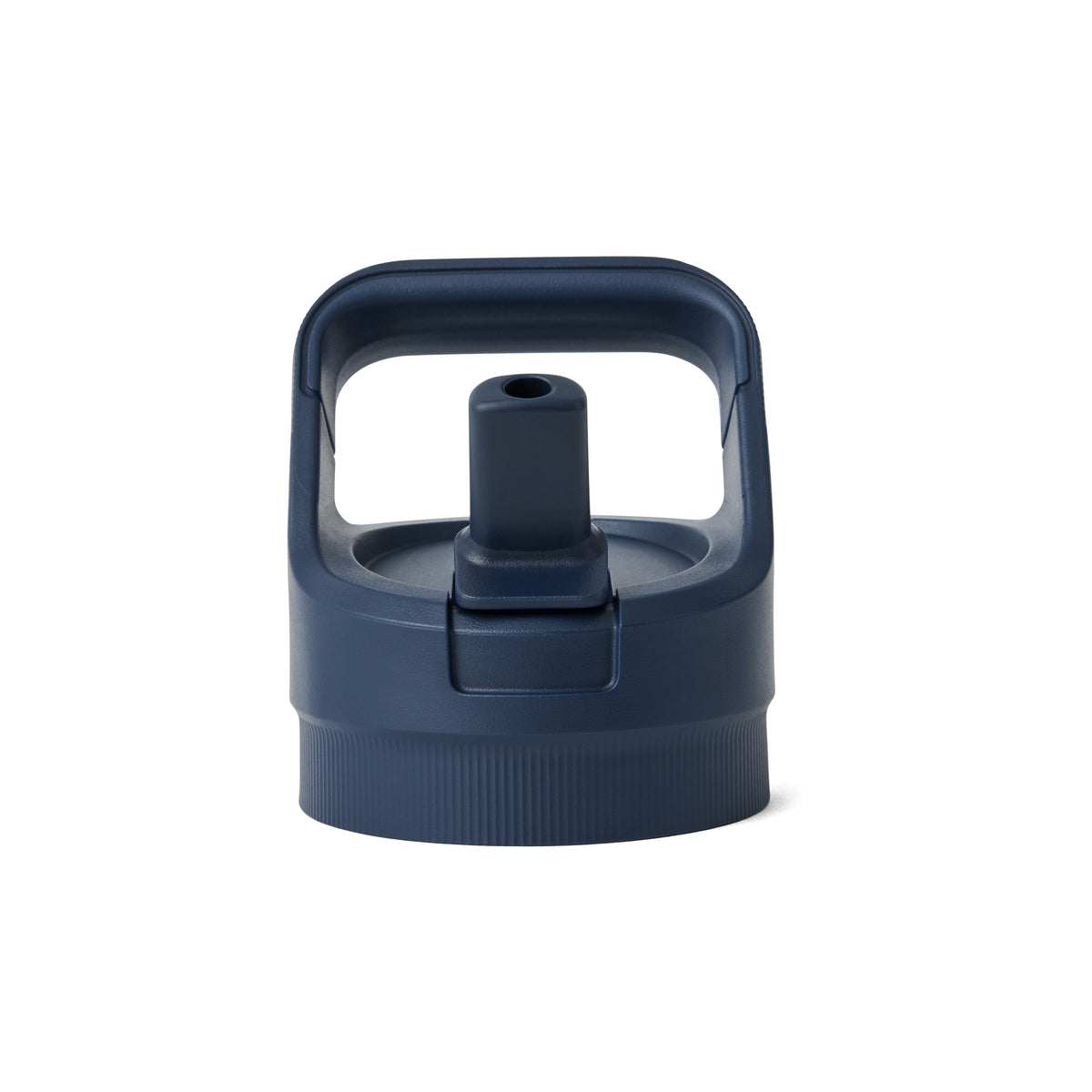 Die YETI® Yonder™ 750ml Strohhalm-Wasserflasche in Navy verfügt über einen dunkelblauen Kunststoffdeckel mit integriertem Griff und aufklappbarem Strohhalmauslauf, ist BPA-frei, auslaufsicher und auf weißem Hintergrund abgebildet.