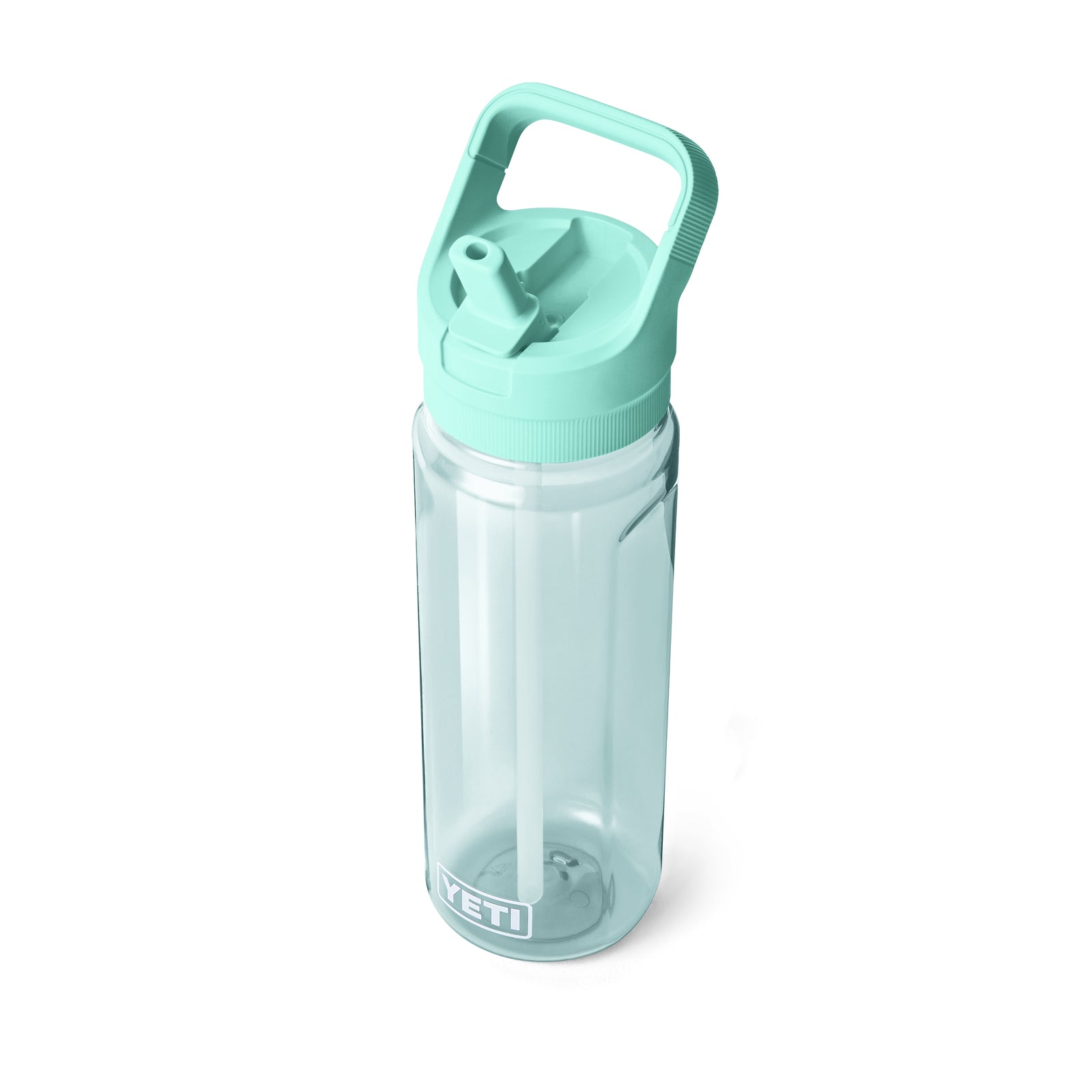Die YETI® Yonder™ 750ml Straw Wasserflasche in Seafoam steht aufrecht vor weißem Hintergrund. Sie besteht aus BPA-freiem, klarem Kunststoff und hat einen tealfarbenen Flip-Top-Deckel mit integriertem Trinkhalm.