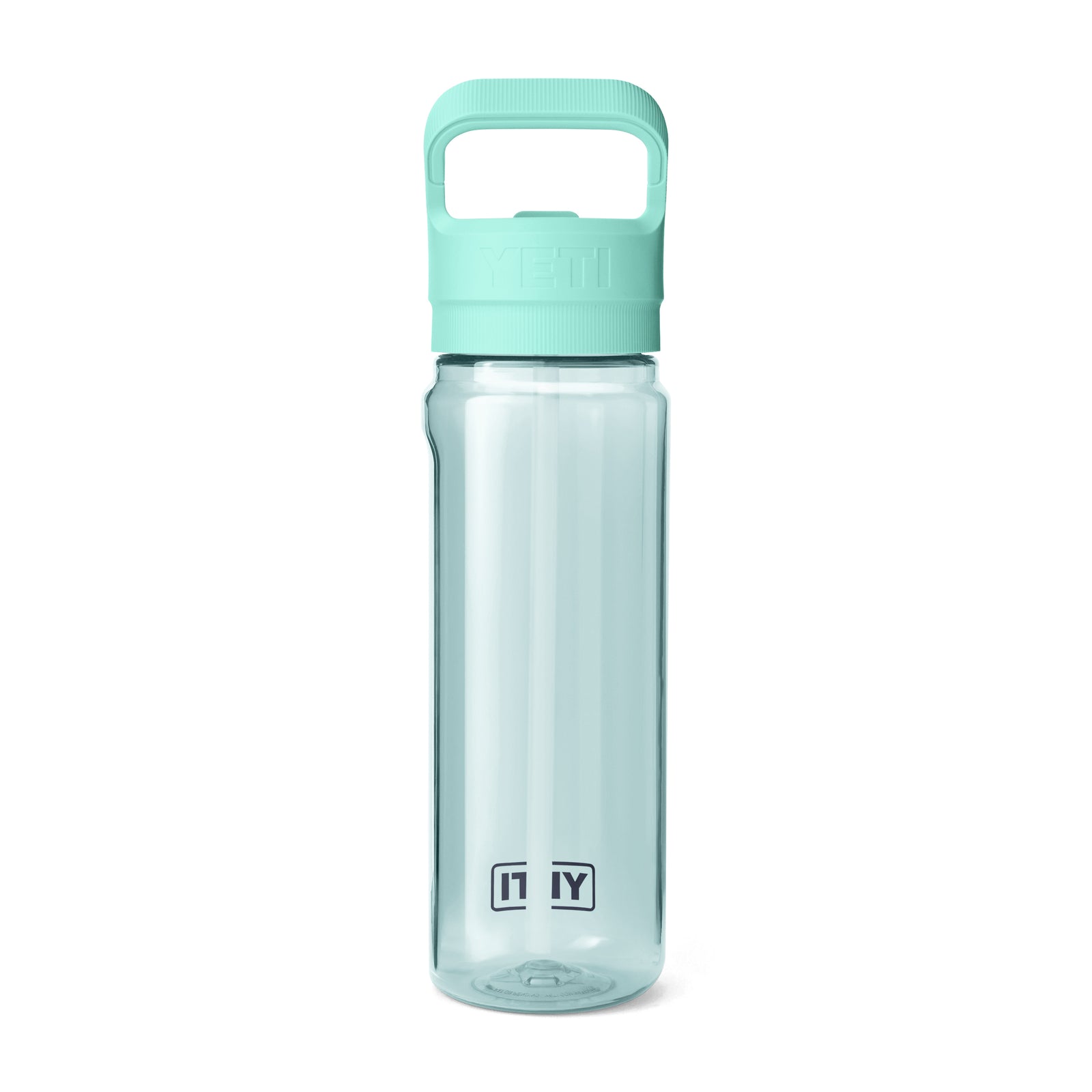 Die YETI® Yonder™ 750ml Straw Wasserflasche in Seafoam ist eine klare, hohe Flasche mit hellgrünem Schraubdeckel, Tragegriff, BPA-freiem Material und verfügt über das YETI-Branding auf dem Deckel sowie zwei quadratische YETI-Logoaufkleber in der Nähe des Bodens.
