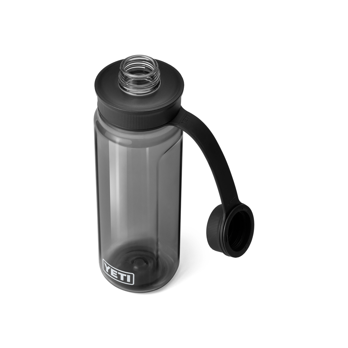 Die YETI® Yonder™ 750ml Wasserflasche in Charcoal wird geöffnet mit ihrem BPA-freien Schraubdeckel, der mit einem flexiblen Band befestigt ist, vor einem schlichten weißen Hintergrund gezeigt. Marke: YETI.