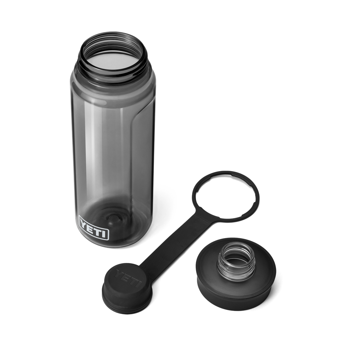 Eine YETI® Yonder™ 750ml Wasserflasche - Charcoal mit ihrem BPA-freien Deckel und Tragering liegt offen auf weißem Hintergrund, sodass die weite Öffnung der Flasche gut sichtbar ist.