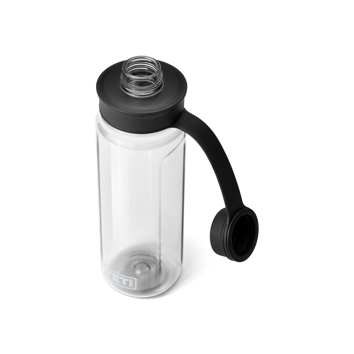 Eine klare YETI® Yonder™ 750ml Wasserflasche mit weitem Mund, BPA-frei, schwarzem auslaufsicherem Schraubdeckel mit angebrachtem Griff. Der geöffnete Deckel hängt zur Seite vor einem schlichten weißen Hintergrund. Marke: YETI.