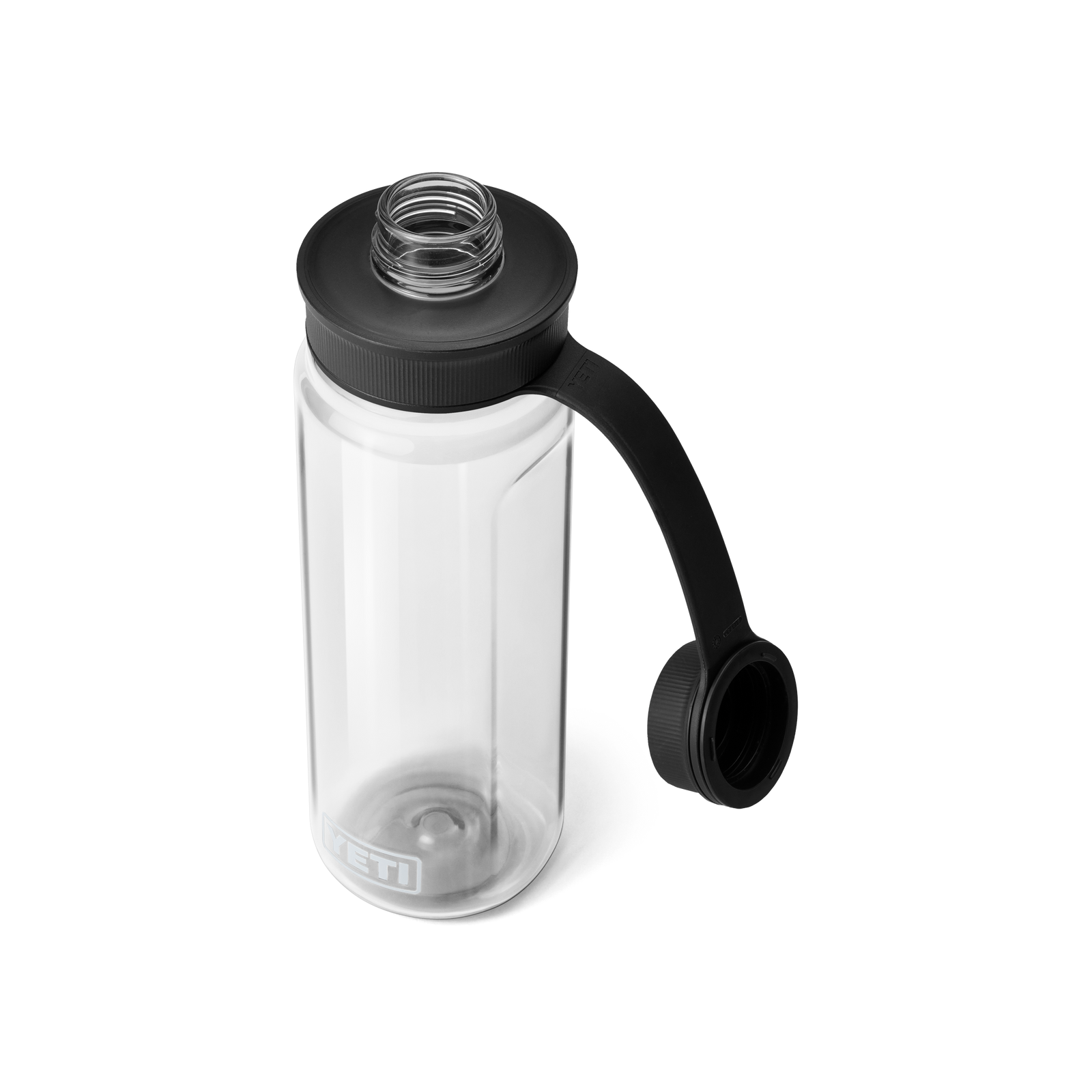 Eine klare YETI® Yonder™ 750ml Wasserflasche mit weitem Mund, BPA-frei, schwarzem auslaufsicherem Schraubdeckel mit angebrachtem Griff. Der geöffnete Deckel hängt zur Seite vor einem schlichten weißen Hintergrund. Marke: YETI.