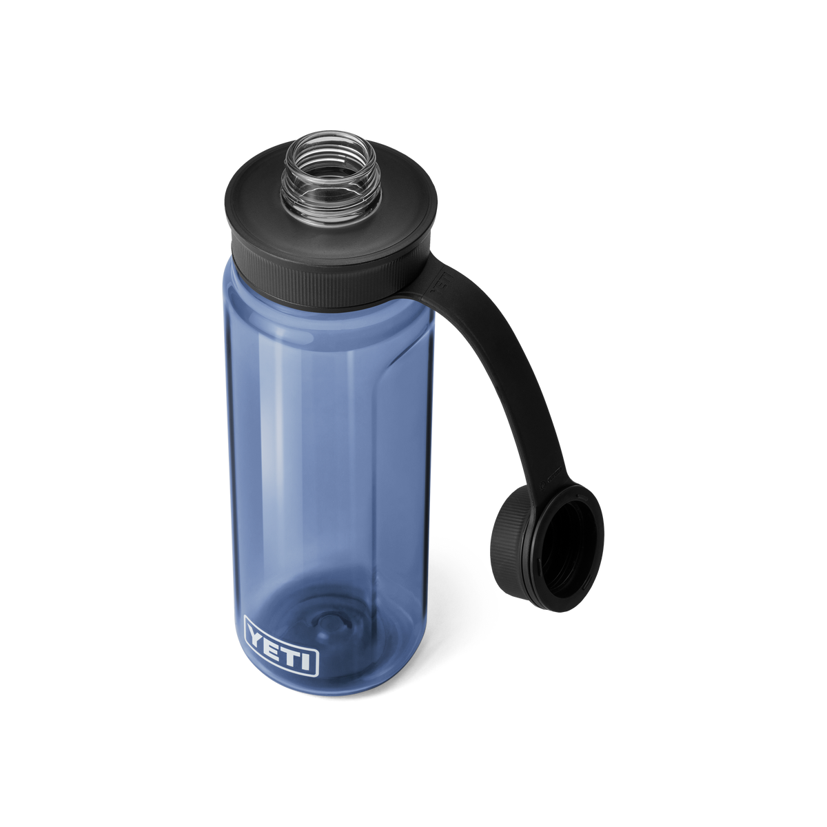 Die YETI® Yonder™ 750ml Wasserflasche in Navy mit schwarzem Schraubdeckel und flexiblem Befestigungsband, offen gezeigt vor weißem Hintergrund. BPA-frei für sicheres Trinken.