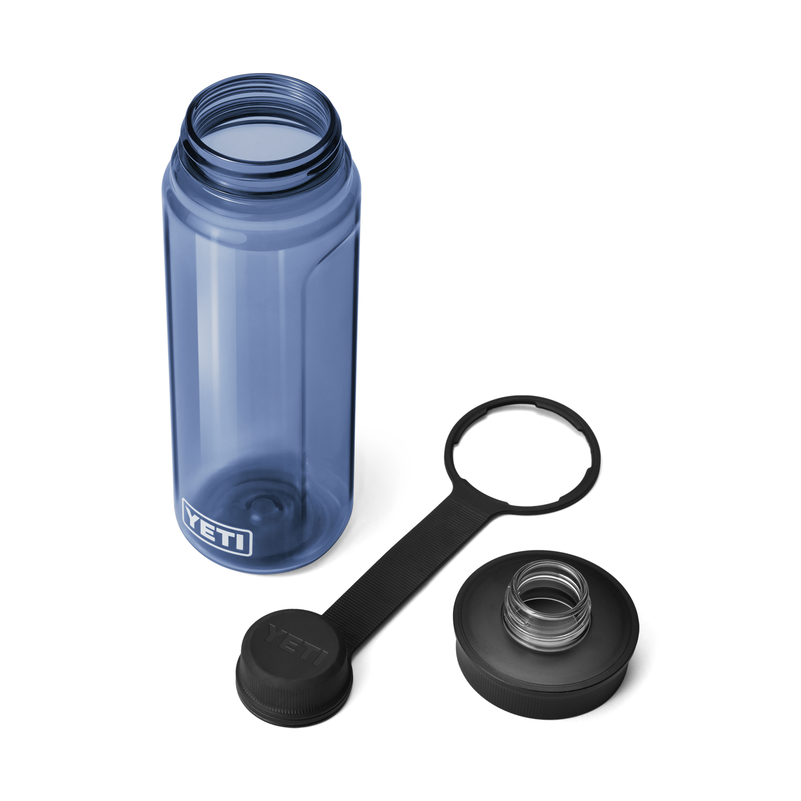 A YETI® Yonder™ 750ml Wasserflasche - Navy mit schwarzem Deckel und abgenommenem, daneben liegendem Verschluss auf weißem Hintergrund.