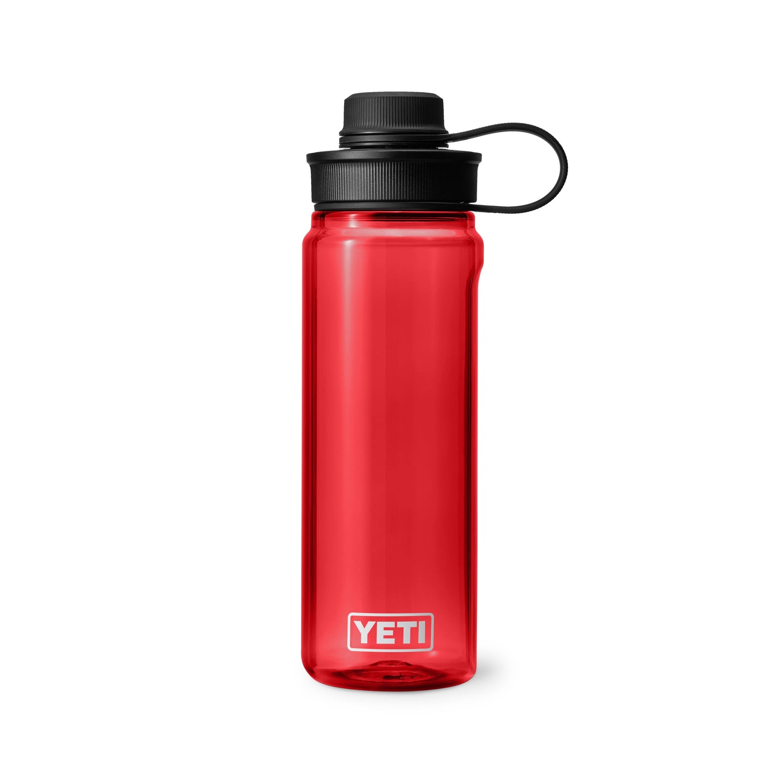 YETI® Yonder™ 750ml Wasserflasche in Rescue Red mit schwarzem Tether Cap, BPA-frei und auslaufsicher, mit YETI-Logo nahe dem Boden - präsentiert vor weißem Hintergrund.