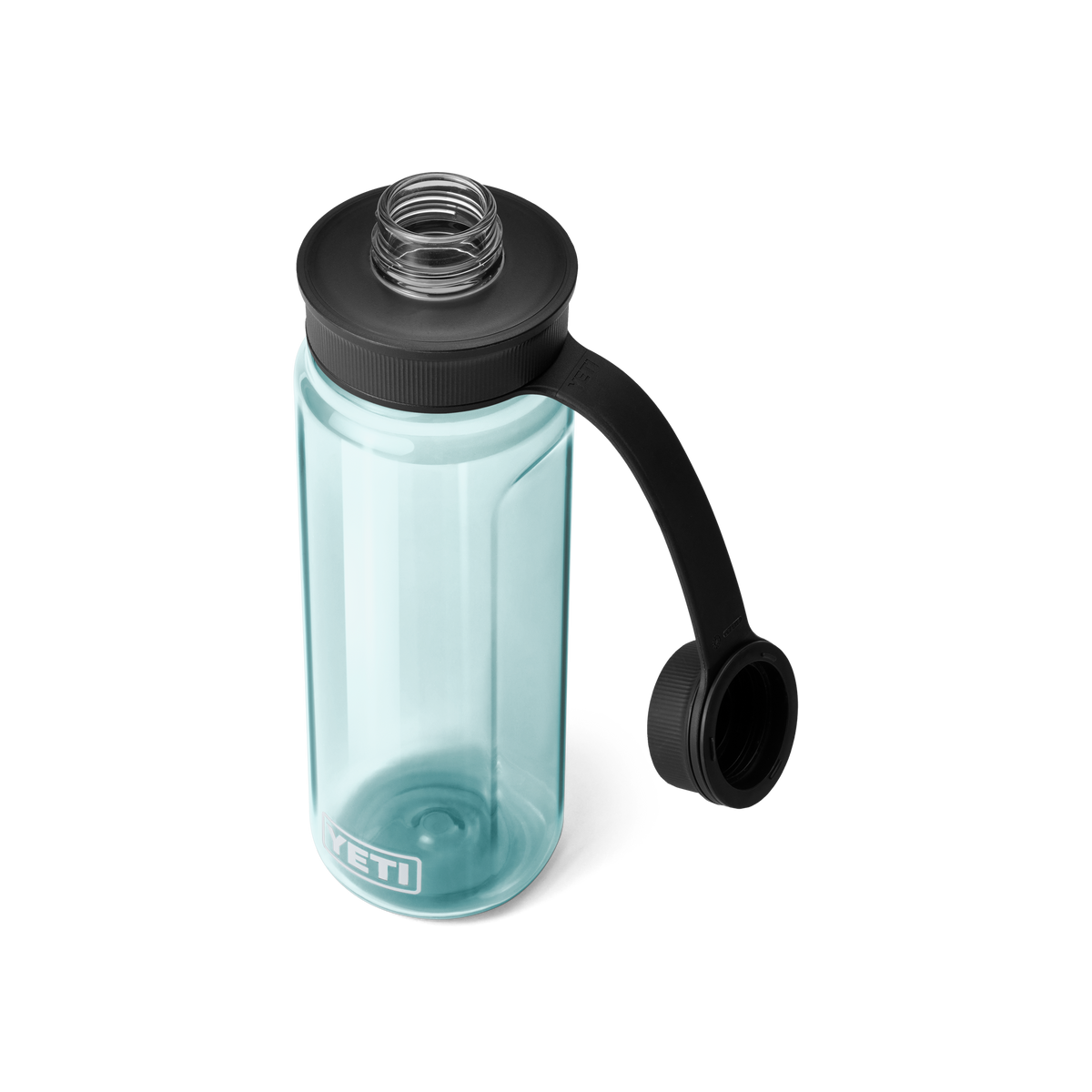Eine transparente seafoam YETI® Yonder™ 750ml Wasserflasche, BPA-frei und bruchsicher, mit weiter Öffnung, schwarzem Schraubdeckel und Griff; der Deckel ist geöffnet und liegt seitlich.