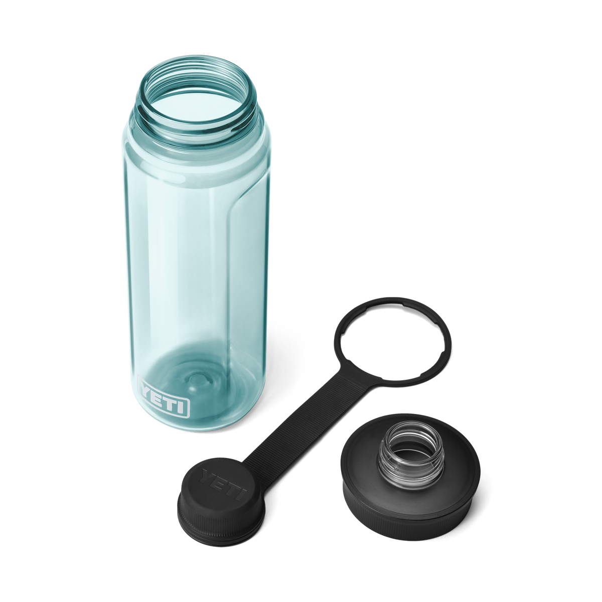 Eine transparente Seafoam YETI® Yonder™ 750ml Wasserflasche mit bruchfestem schwarzem Deckel und danebenliegendem Tragegriff, alles auf weißem Hintergrund.
