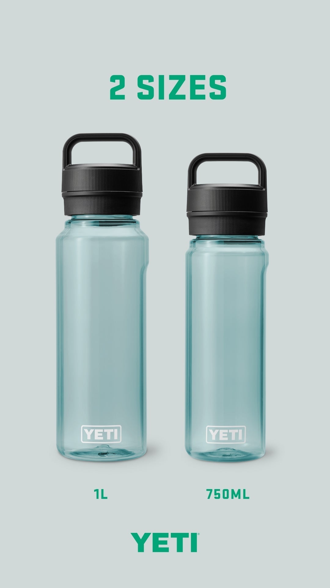 Zwei YETI® Yonder™ Wasserflaschen - eine 1L, eine 750ml in Seafoam - stehen Seite an Seite mit schwarzen Deckeln. Bruchfest und BPA-frei, zeigen sie "2 SIZES" oben und das YETI Logo unten.
