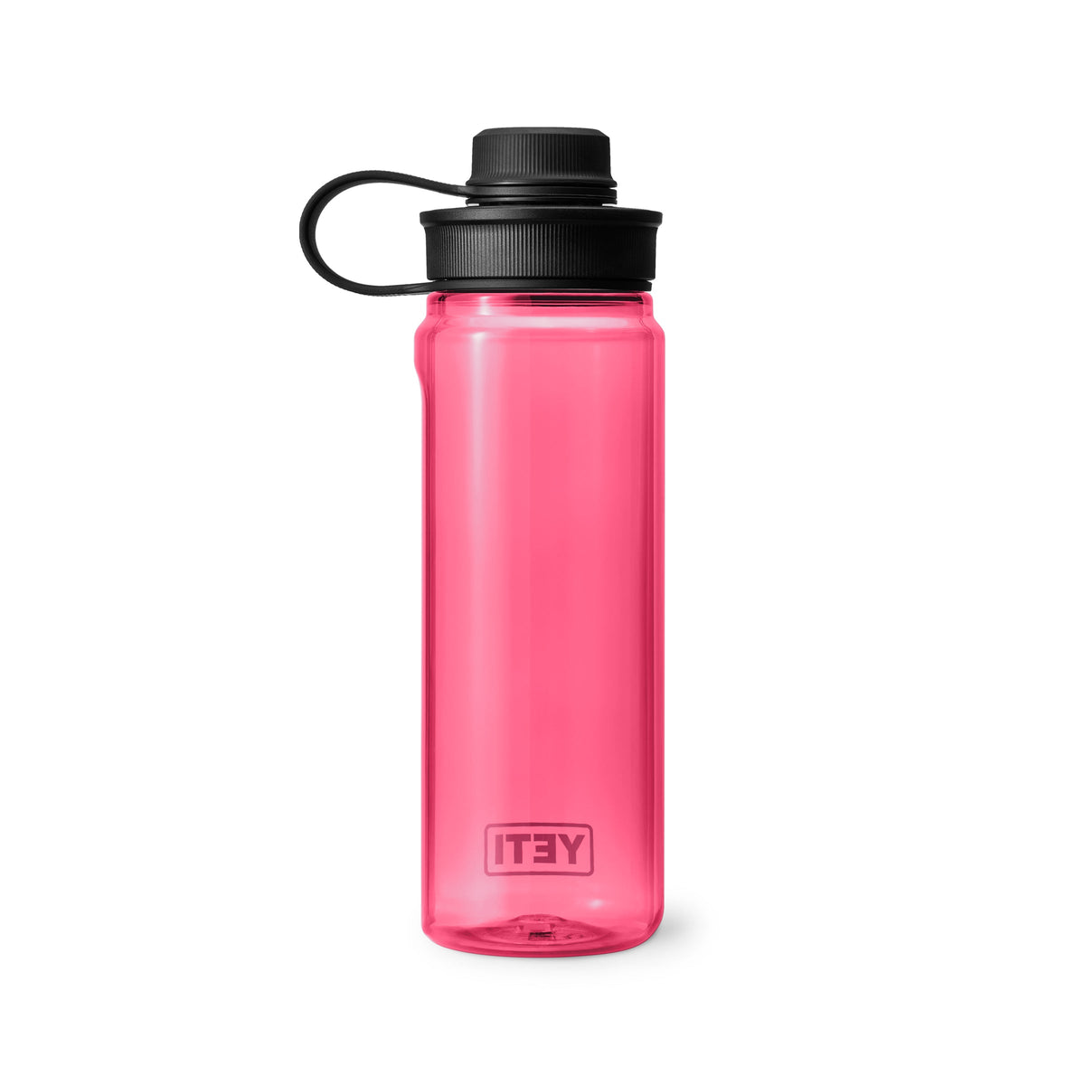 Die YETI® Yonder™ 750ml Wasserflasche in Tropical Pink verfügt über einen schwarzen Schraubverschluss mit Trageschlaufe, BPA-frei und mit YETI Logo nahe dem Boden.
