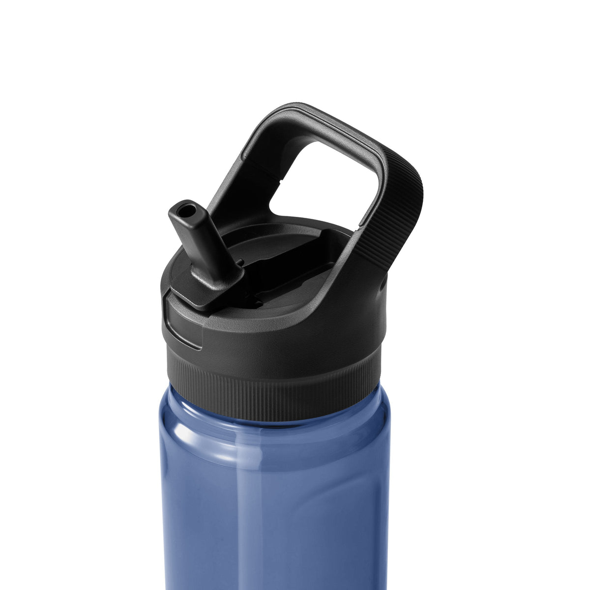 Eine Nahaufnahme einer blauen YETI Wasserflasche mit dem YETI® Yonder™ Straw-Verschluss Cap, mit auslaufsicherem Verschluss, großem Tragegriff und eingebautem Strohhalm, isoliert auf weißem Hintergrund.