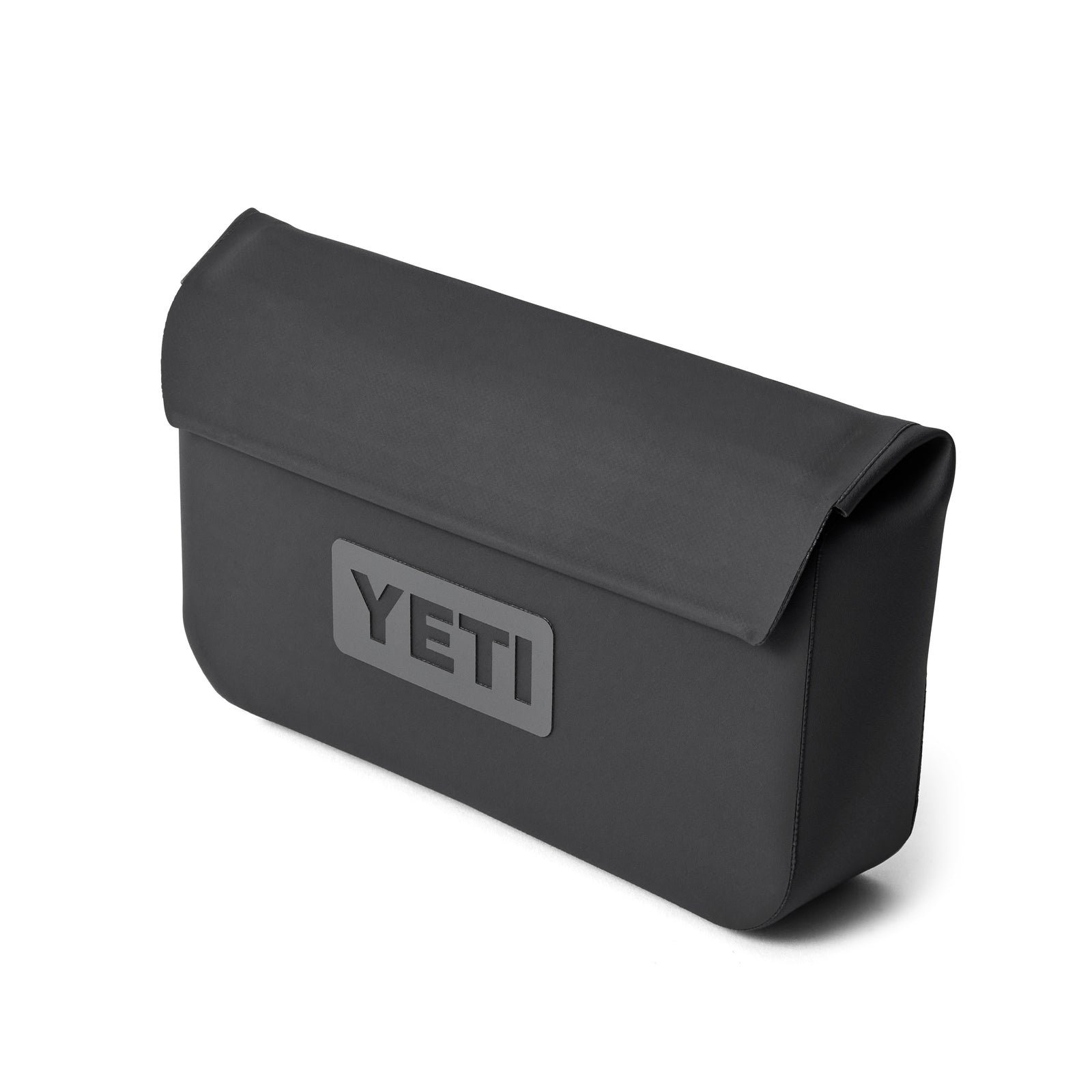 Die YETI® Zubehörtasche - Sidekick® 1L in Charcoal ist eine schwarze, rechteckige wasserdichte Tasche mit Überschlagklappe und YETI-Logo in minimalistischem Design - perfekt für Outdoor-Abenteuerausrüstung.