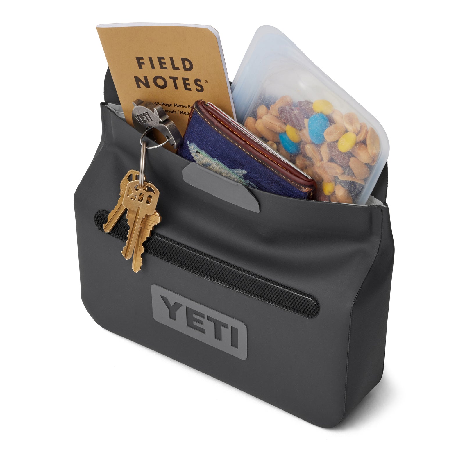 Die YETI® Zubehörtasche - Sidekick® 1L in Charcoal fasst ein Field Notes Notizbuch, Schlüssel, Geldbörse und gemischte Nüsse in einem Behälter. Diese wasserdichte Tasche mit vorderer Reißverschlusstasche ist perfekt für Outdoor-Abenteuerausrüstung.