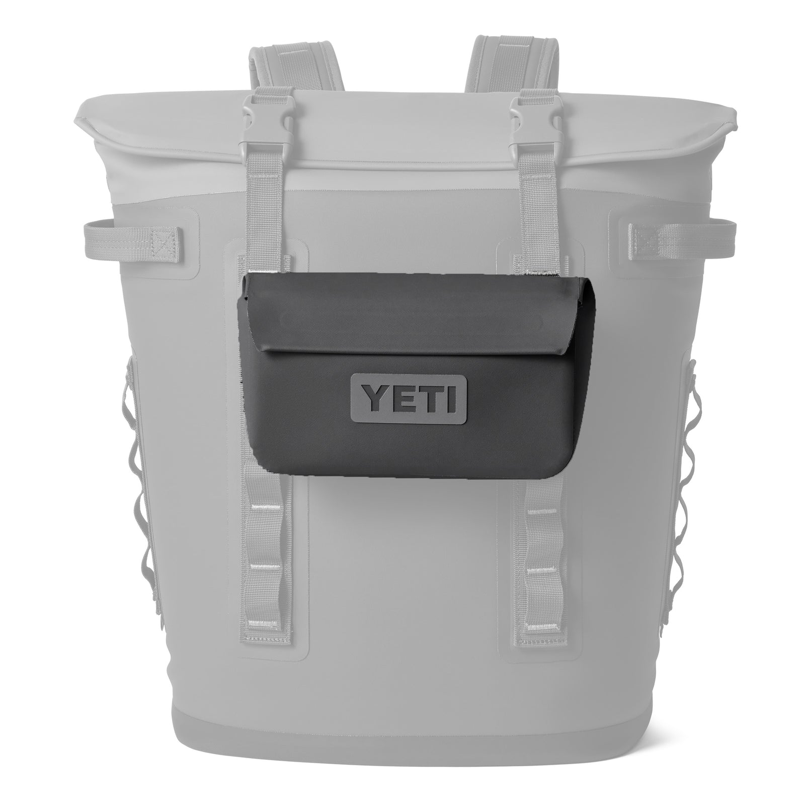 Eine anthrazitfarbene YETI® Zubehörtasche - Sidekick® 1L ist an der Vorderseite einer größeren, hellgrauen YETI Rucksack-Kühlbox befestigt. Die Tasche mit YETI Branding auf der Klappe hält Ihre Outdoor Abenteuerausrüstung sicher und trocken.