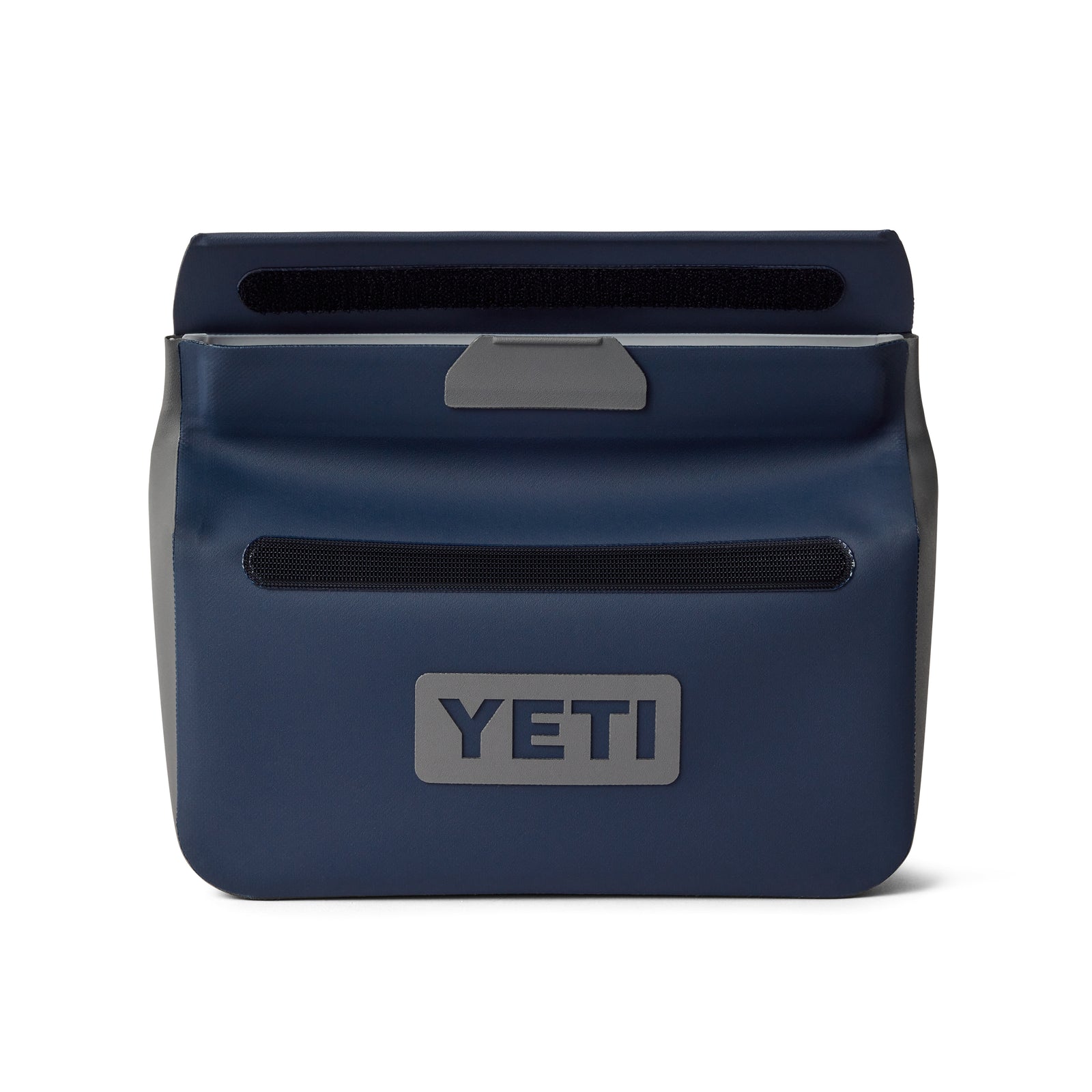 Die YETI® Zubehörtasche - Sidekick® 1L - Navy ist eine rechteckige, navyfarbene und graue Tasche mit Klettverschluss und großem YETI Logo - ideal als wasserdichte Zubehörtasche für Outdoor-Abenteuer.