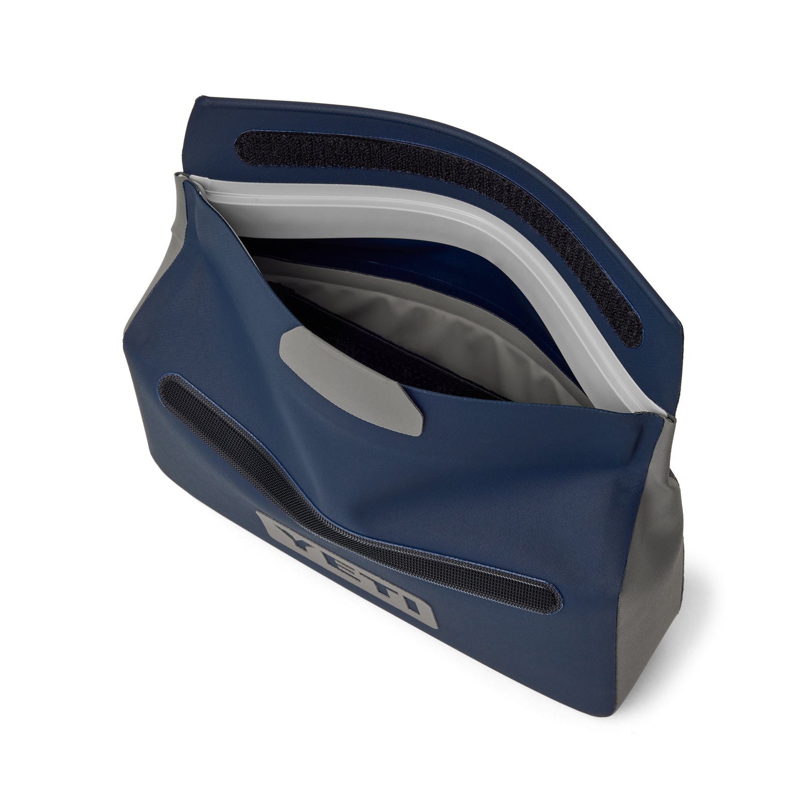 Die YETI® Zubehörtasche - Sidekick® 1L in Navy ist eine wasserdichte Zubehörtasche mit breiter Klettverschlussöffnung, sichtbarem Innenfach und dem YETI-Logo auf der Vorderseite - ideal für Outdoor-Abenteuer.