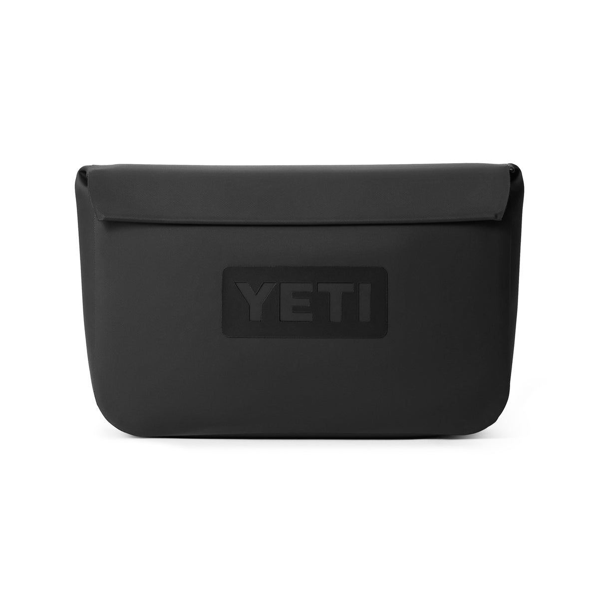 Die YETI® Zubehörtasche - Sidekick® 3L in Schwarz ist eine minimalistische, rechteckige, wasserdichte Tasche mit abgerundeten unteren Ecken, einem Klappverschluss und dem geprägten YETI-Logo auf der Vorderseite.