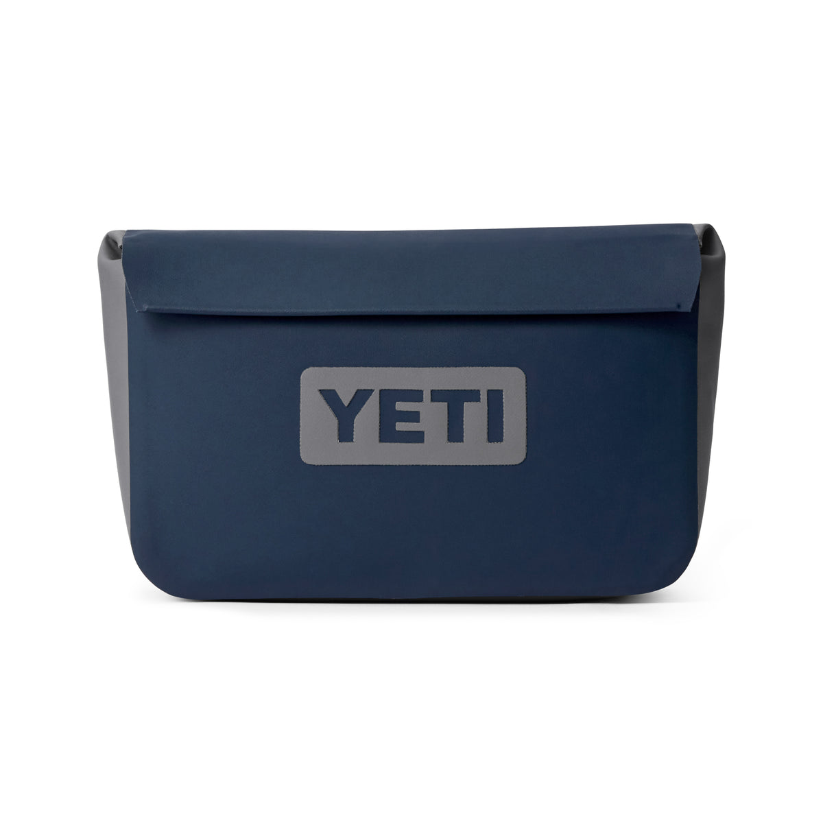 Die YETI® Zubehörtasche - Sidekick® 3L in Navy ist eine wasserdichte, rechteckige Tasche mit Flap-Verschluss und strapazierfähigem Material, mit dem YETI Logo in grau auf der Vorderseite.