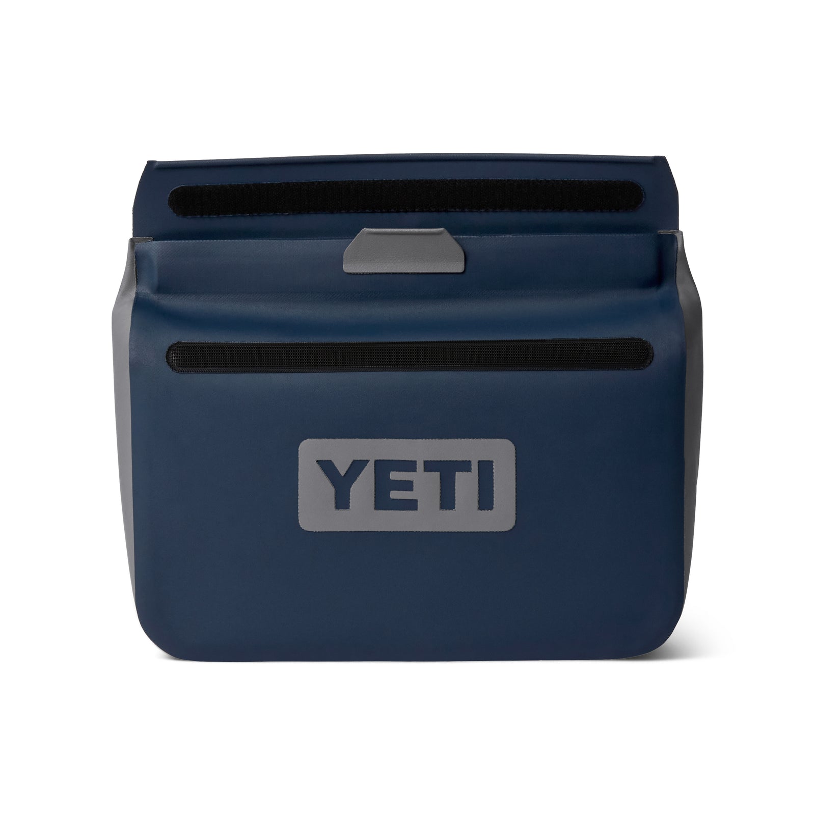 Die YETI® Zubehörtasche - Sidekick® 3L in Navy ist eine dunkelblaue, rechteckige, wasserdichte Zubehörtasche mit einem grauen Verschluss, schwarzen horizontalen Akzenten und dem YETI-Logo in Grau auf der Vorderseite für ein minimalistisches und dennoch robustes Design.