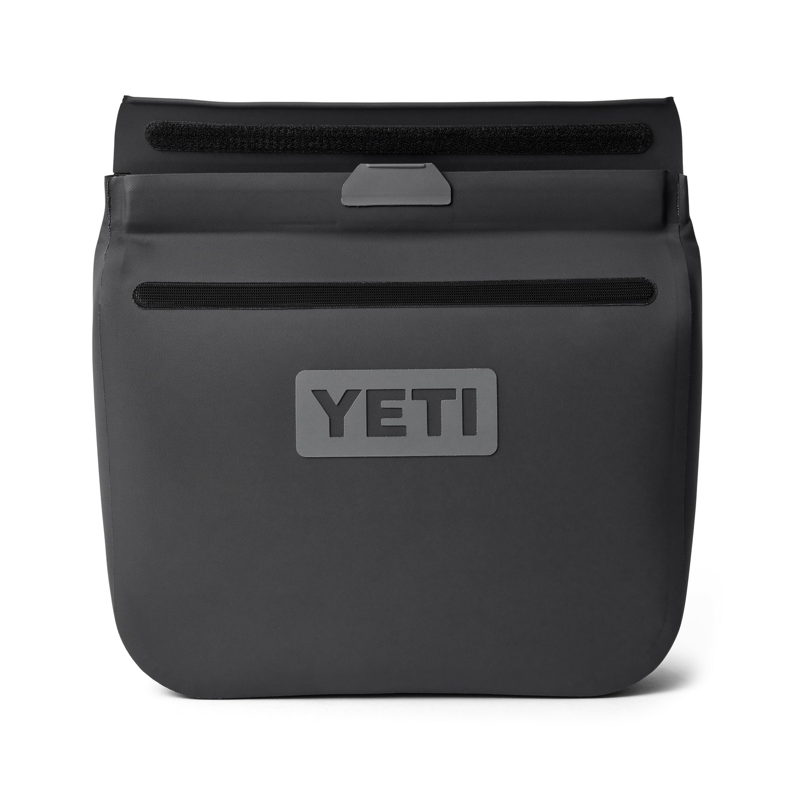 Die YETI® Zubehörtasche - Sidekick® 6L in Schwarz verfügt über ein graues Logo auf der Vorderseite, einen Klettverschluss, eine schmale Außentasche und ein minimalistisches Design - ideal zum Organisieren Ihrer Outdoor-Ausrüstung.