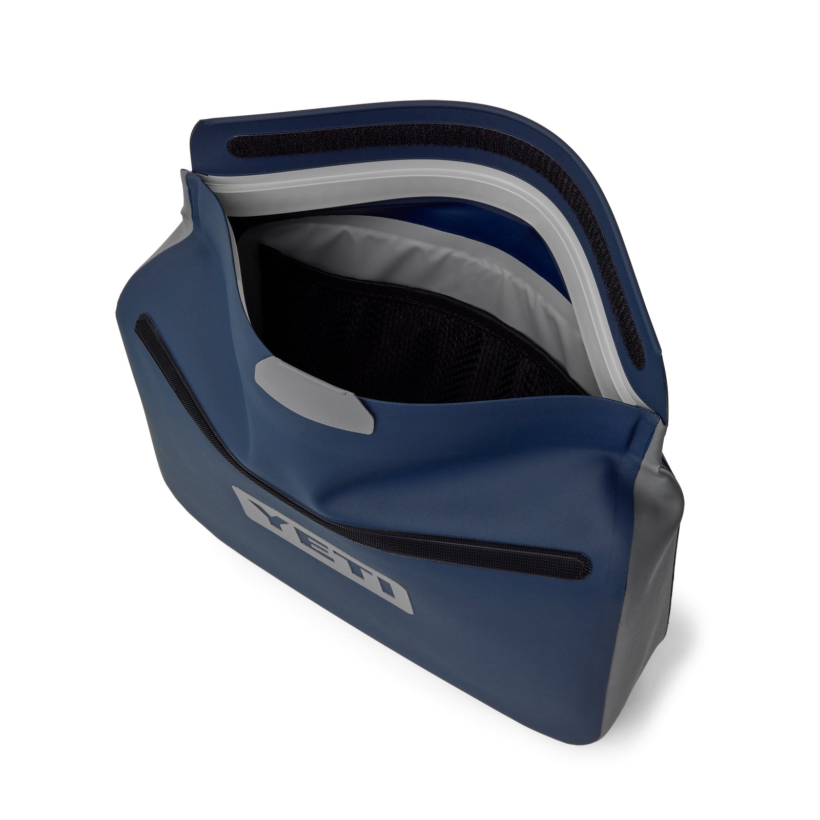 Die navyfarbene YETI® Zubehörtasche - Sidekick® 6L hat ein rechteckiges, wasserdichtes Design mit mehreren Fächern, Reißverschluss und sichtbarem YETI-Branding - perfekt für die Organisation von Outdoor-Ausrüstung.
