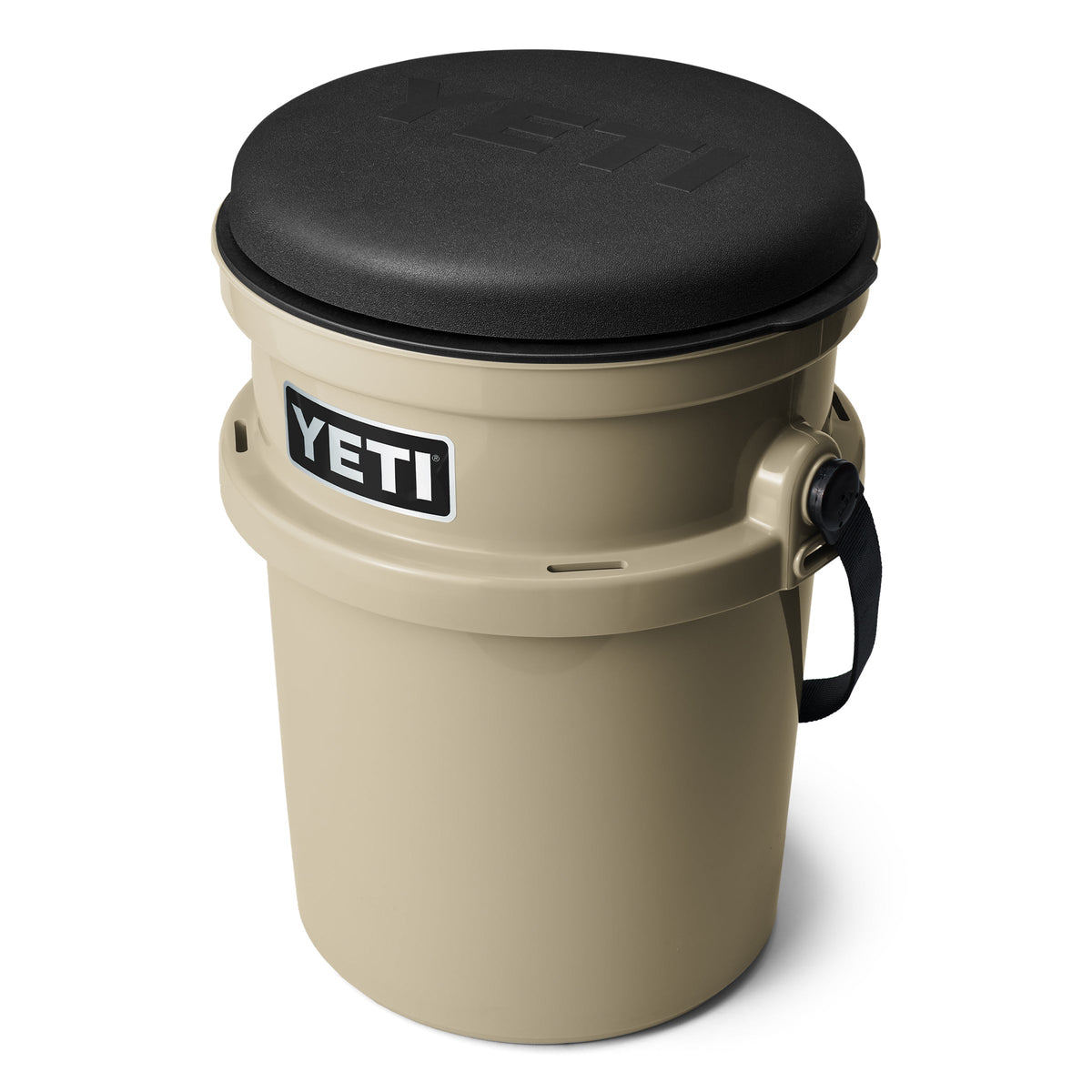 Der YETI® drehbare Eimerhocker in Hellbraun hat einen schwarzen Deckel, einen seitlichen Griff und das markante YETI LoadOut Bucket-Logo auf weißem Hintergrund - ideal als Outdoor-Sitz.
