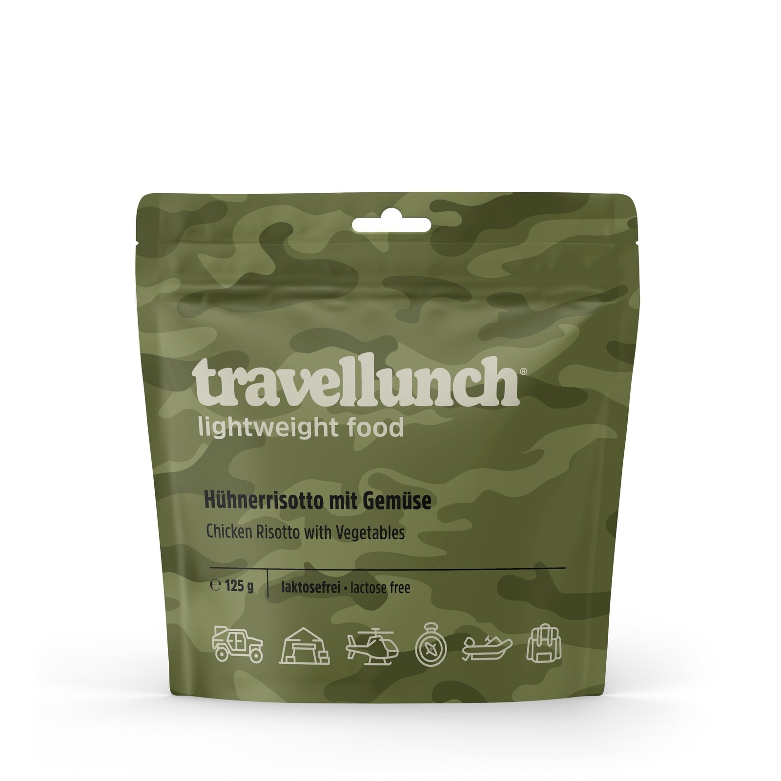 Ein grüner Camouflage-Beutel von TRAVELLUNCH® mit der Aufschrift travellunch® Hühnerrisotto mit Gemüse (glutenfrei, laktosefrei, 125g) ist mit Symbolen für Wandern, Radfahren und Outdoor-Aktivitäten versehen.