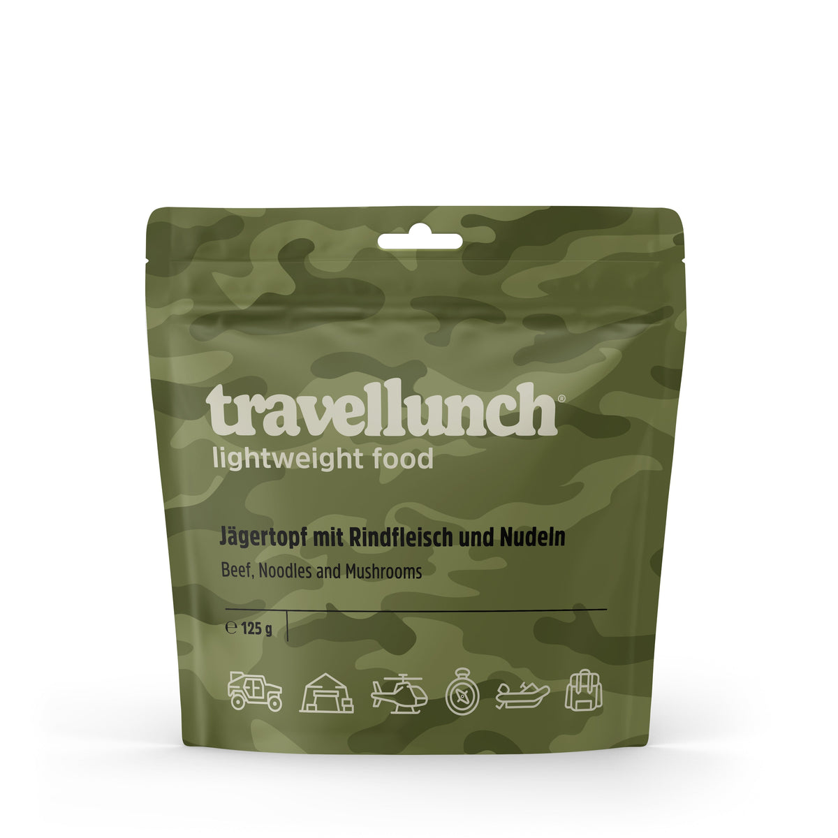 Ein grüner Tarnbeutel mit der Aufschrift TRAVELLUNCH® und travellunch® Jägertopf mit Rindfleisch und Nudeln, ideal als Outdoor-Nahrung, mit Symbolen für Outdoor-Aktivitäten am Boden.